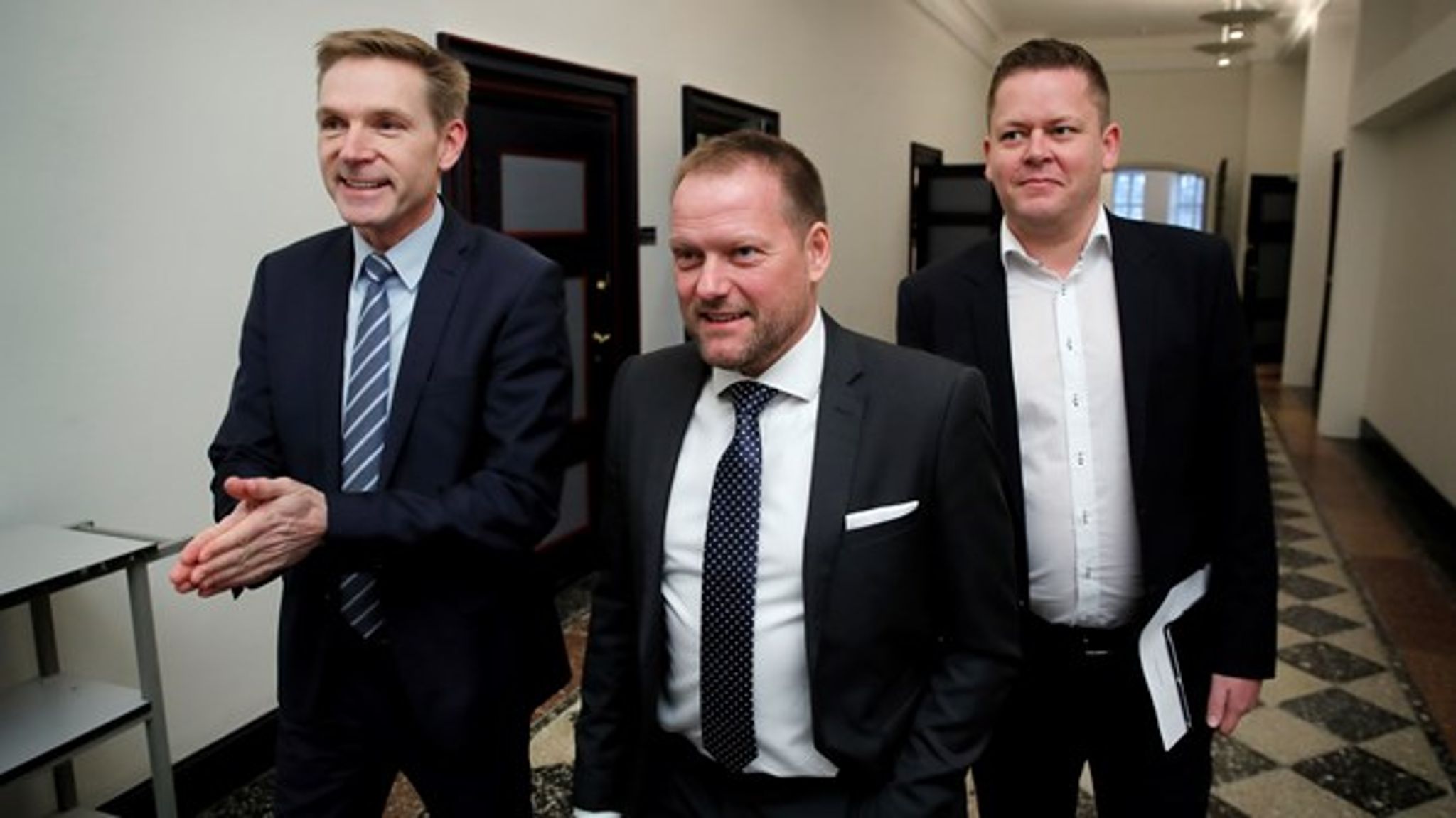 DF stemmer modvilligt for udvidelse af forskerskatteordning, som tilbyder lukrativ beskatning til udenlandske forskere og nøglemedarbejdere. "Det er ikke noget, der er groet i vores have," siger Dennis Flydtkjær (længst til højre i billedet).
