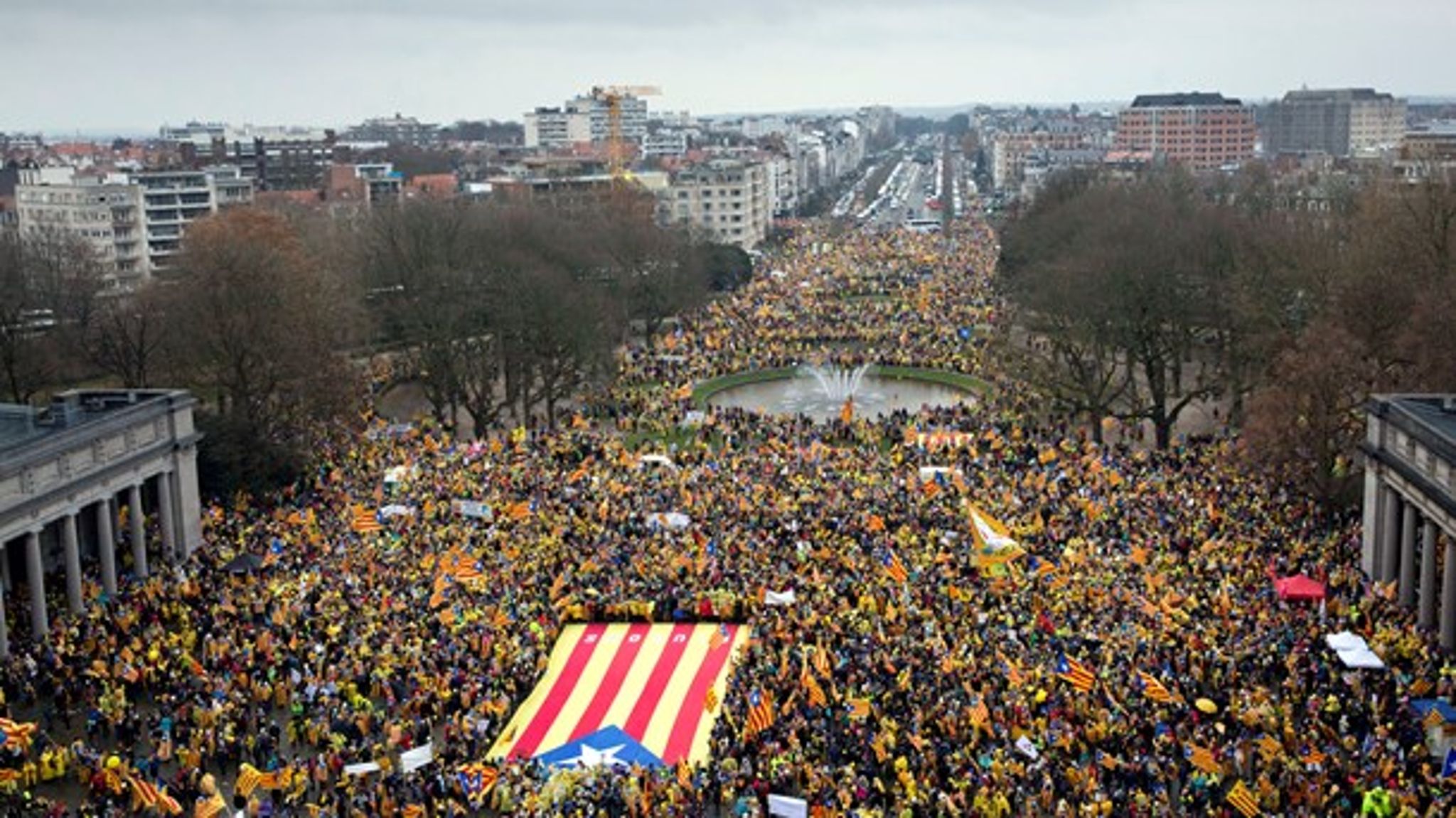 Lokale myndigheder skønner, at op mod 20.000 cataloniere er rejst til Bruxelles for at demonstrere for catalansk løsrivelse. 