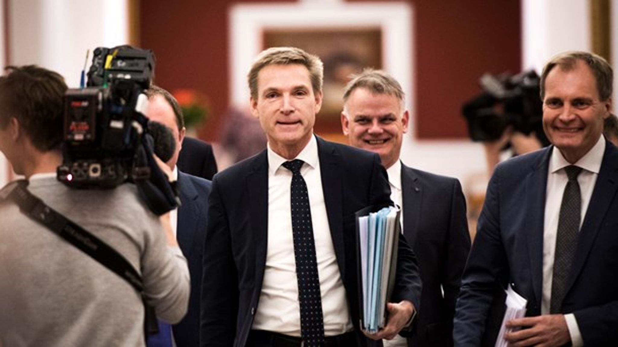 Kristian Thulesen Dahl (DF) ankommer til forhandlinger med regeringen. Senest indgik de en finanslovsaftale sammen, hvor DF gerne havde set flere penge til erhvervsuddannelserne.