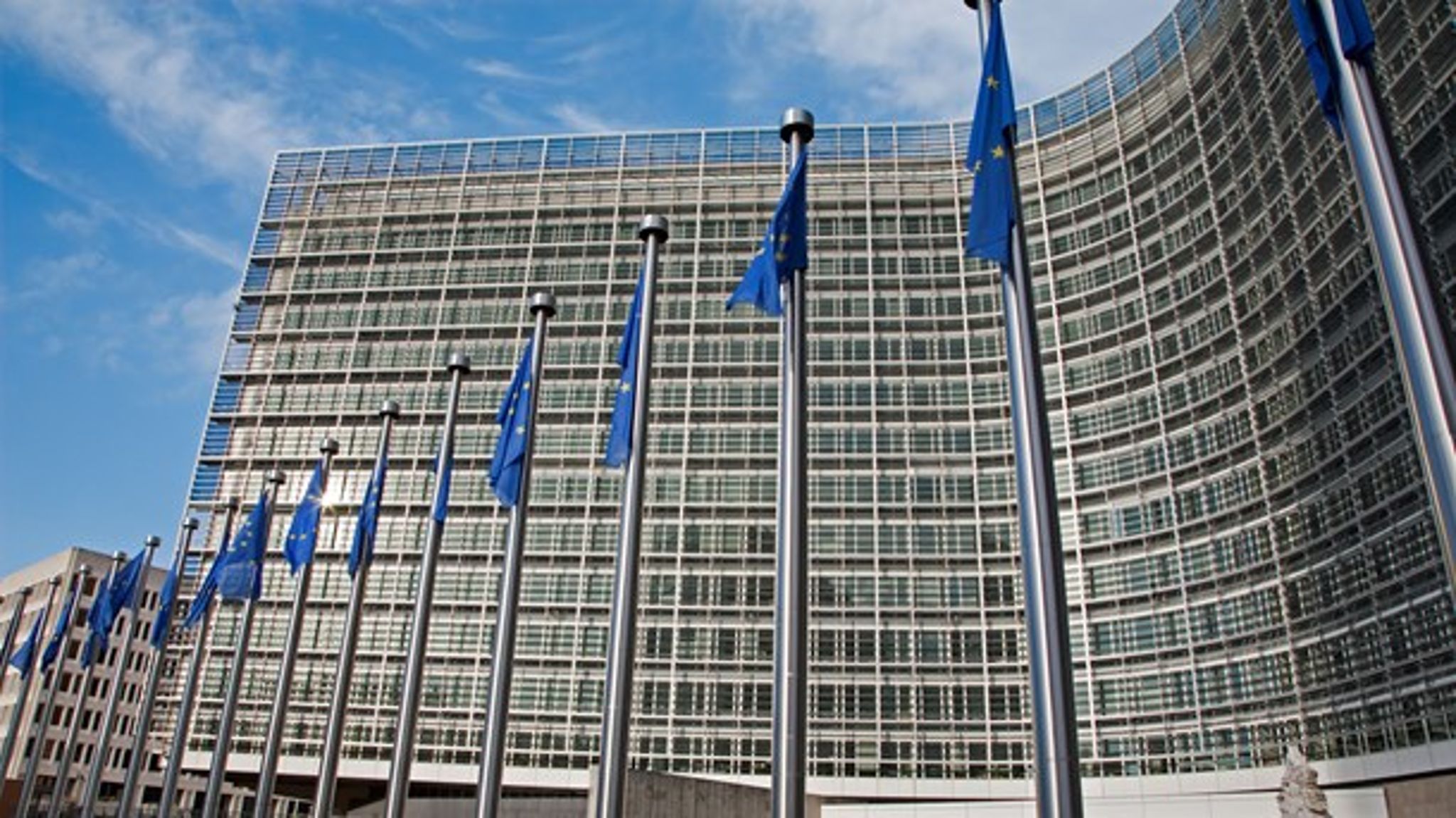 EU-Kommissionen lægger op til, at den såkaldte atombombe, der kan koste et land stemmeretten i EU, skal kunne tages i brug mod Polen.