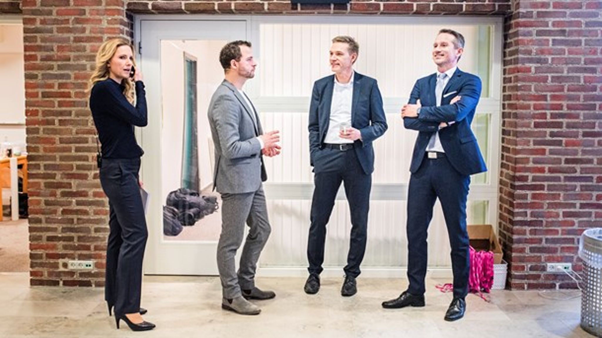 V og DF tror ikke på S
i en aftale om skattelettelser, for de har ikke været med til at
finde pengene. Men R kunne være en mulighed. Her er partiformand
Morten Østergaard (R) klar til debat med
DF-formand Kristian Thulesen Dahl og
finansminister Kristian Jensen
(V) ved Radikales nytårsstævne i weekenden. (Tv. ordstyreren fra TV 2 News.)