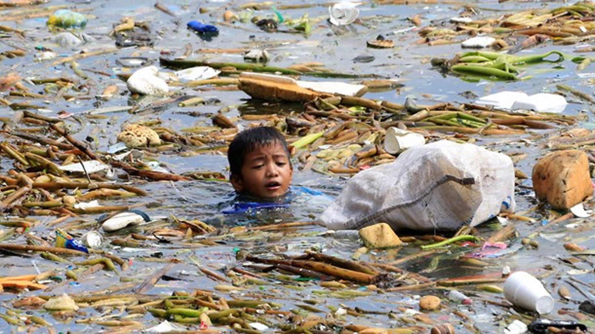 Plastikforurening er et voksende globalt problem, som Europa bliver nødt til at være med til at tackle, mener EU-Kommissionen. Derfor kommer den med en ny plastikstrategi i denne uge. Her svømmer en dreng på Filippinerne efter plastikaffald.