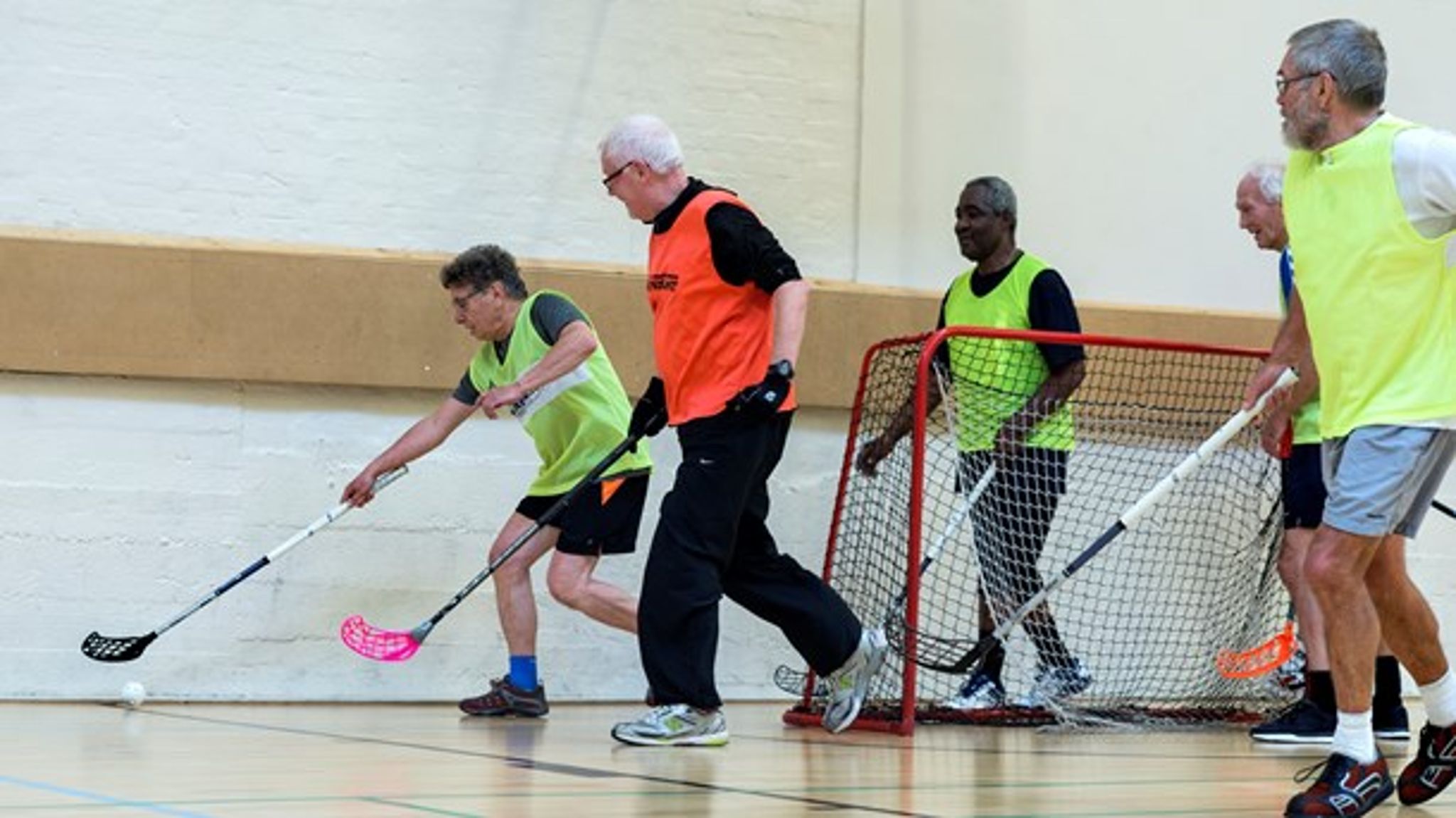 Spillerne fra motionsfloorball-holdet i BK Skjold er et eksempel på en af tankegangene bag at skabe flere aktive danskere gennem Bevæg dig for livet. Konceptet er nemlig udviklet med henblik på at udnytte allerede eksisterende faciliteter til at tiltrække nye målgrupper.