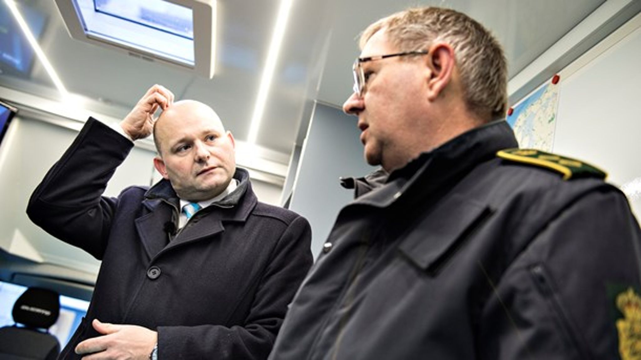 "Min
bekymring går på, at hvis man ikke rammer gerningsmanden, så bliver
det angreb, man bliver udsat for, endnu mere voldsomt," siger formand for Politiforbundet Claus Oxfeldt til TV 2. Han advarer imod justitsminister Søren Pape Poulsens (tv.) forslag om at tillade peberspray for alle.