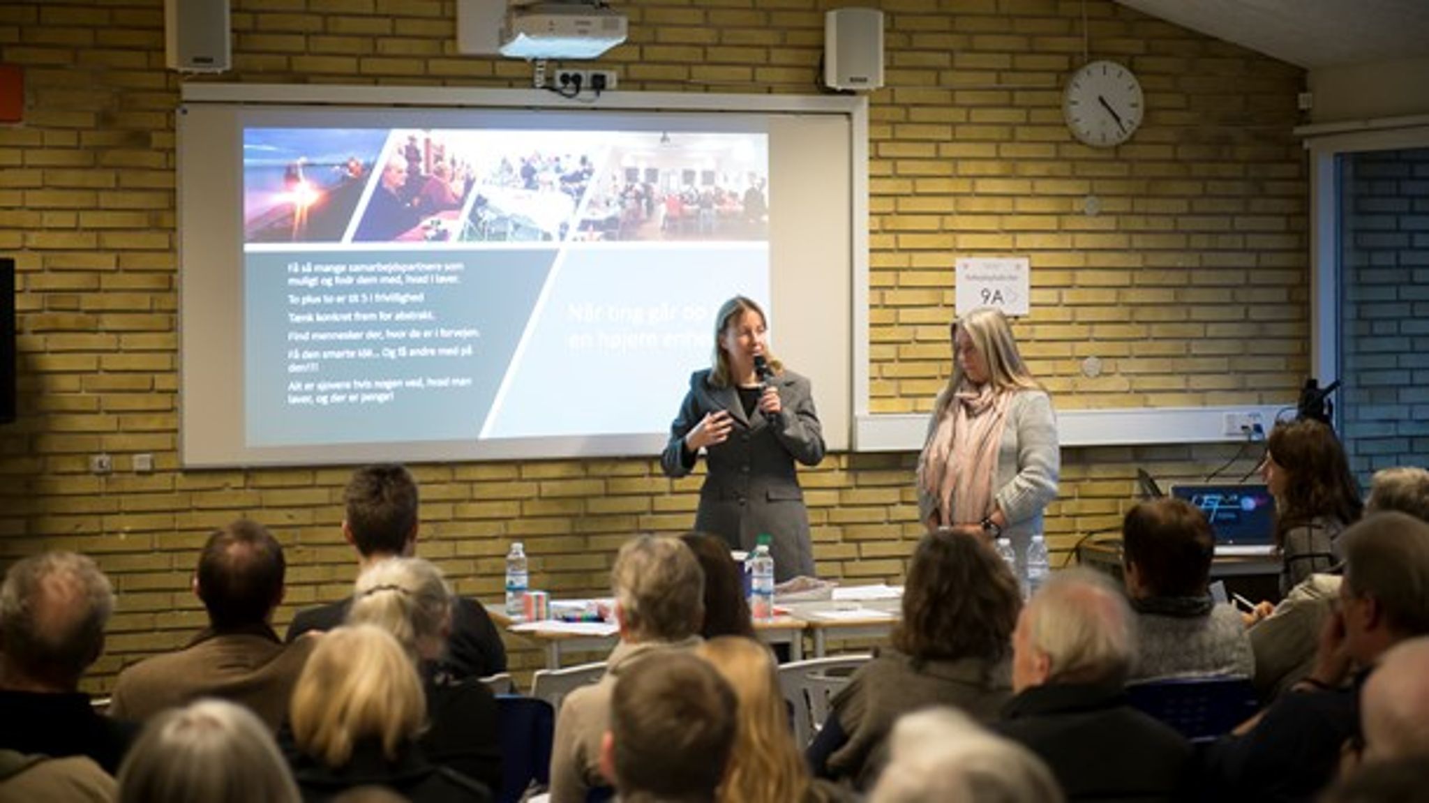 "I skal kommunikere, kommunikere og kommunikere," lød opfordringen fra Line Dahl Abildgaard fra 'Landet mellem fjordene' - en landsbyklynge ved Vordingborg, der på stormødet delte ud af deres erfaringer.