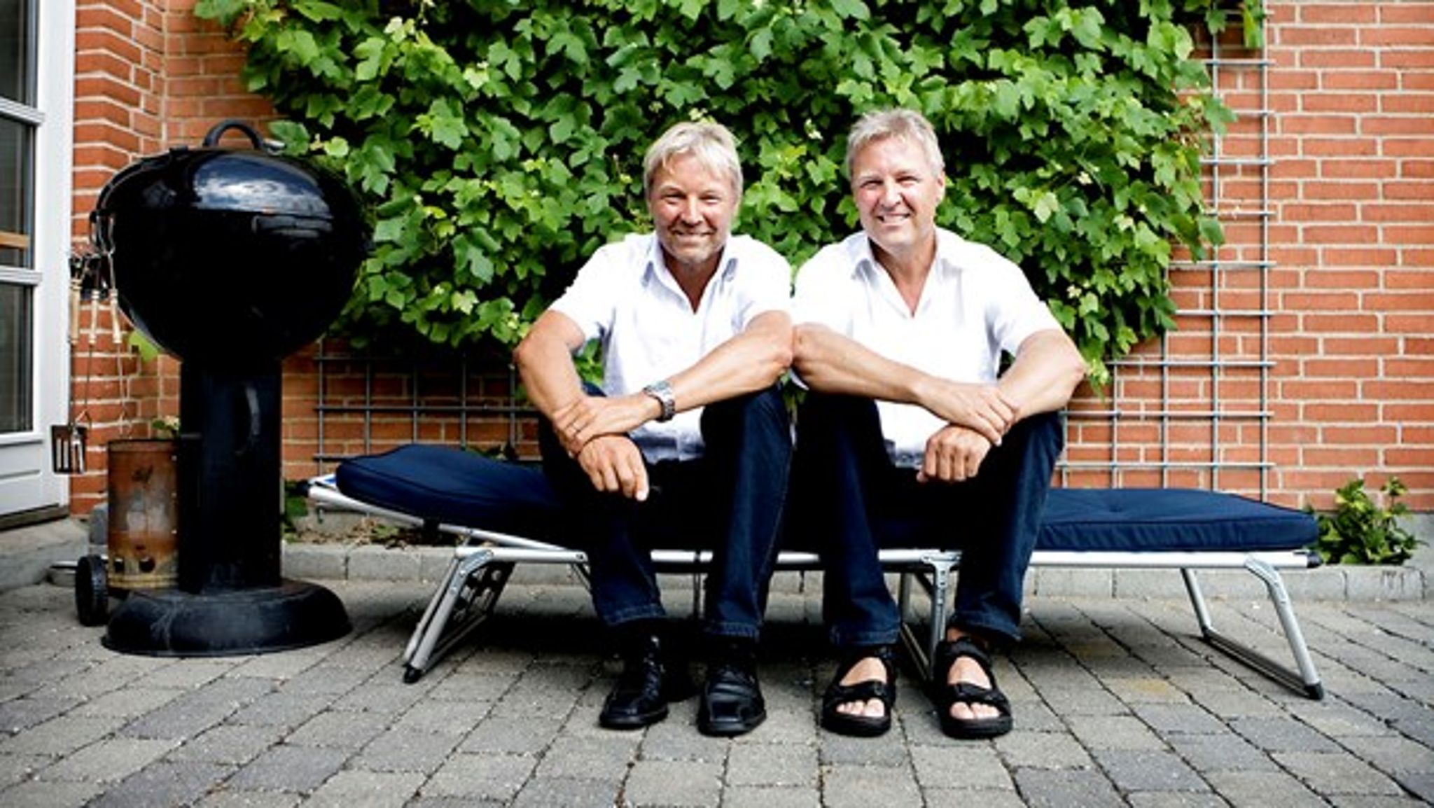 Slagelse byråd fyger med beskyldninger om kammerateri og nepotisme, efter at et flertal besluttede&nbsp;at give Villum Christensens tvillingebror, Troels Christensen (th.), mulighed for at købe en kommunal grund klos op ad hans egen ejendom.