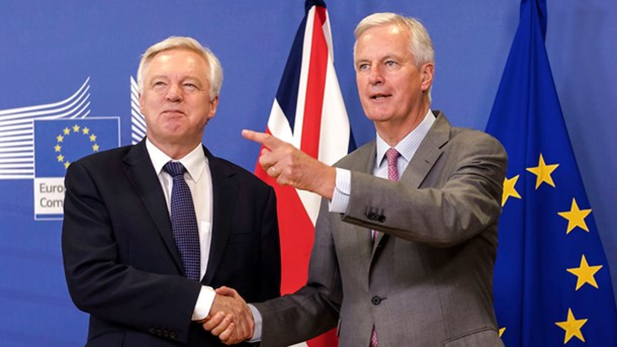 EU's og Storbritanniens Brexit-forhandlere, Michel Barnier (t.h.) og David Davis (t.v.) mødes for første gang i år i forsøget på at få briternes skilsmisseforhandlinger på skinner.
