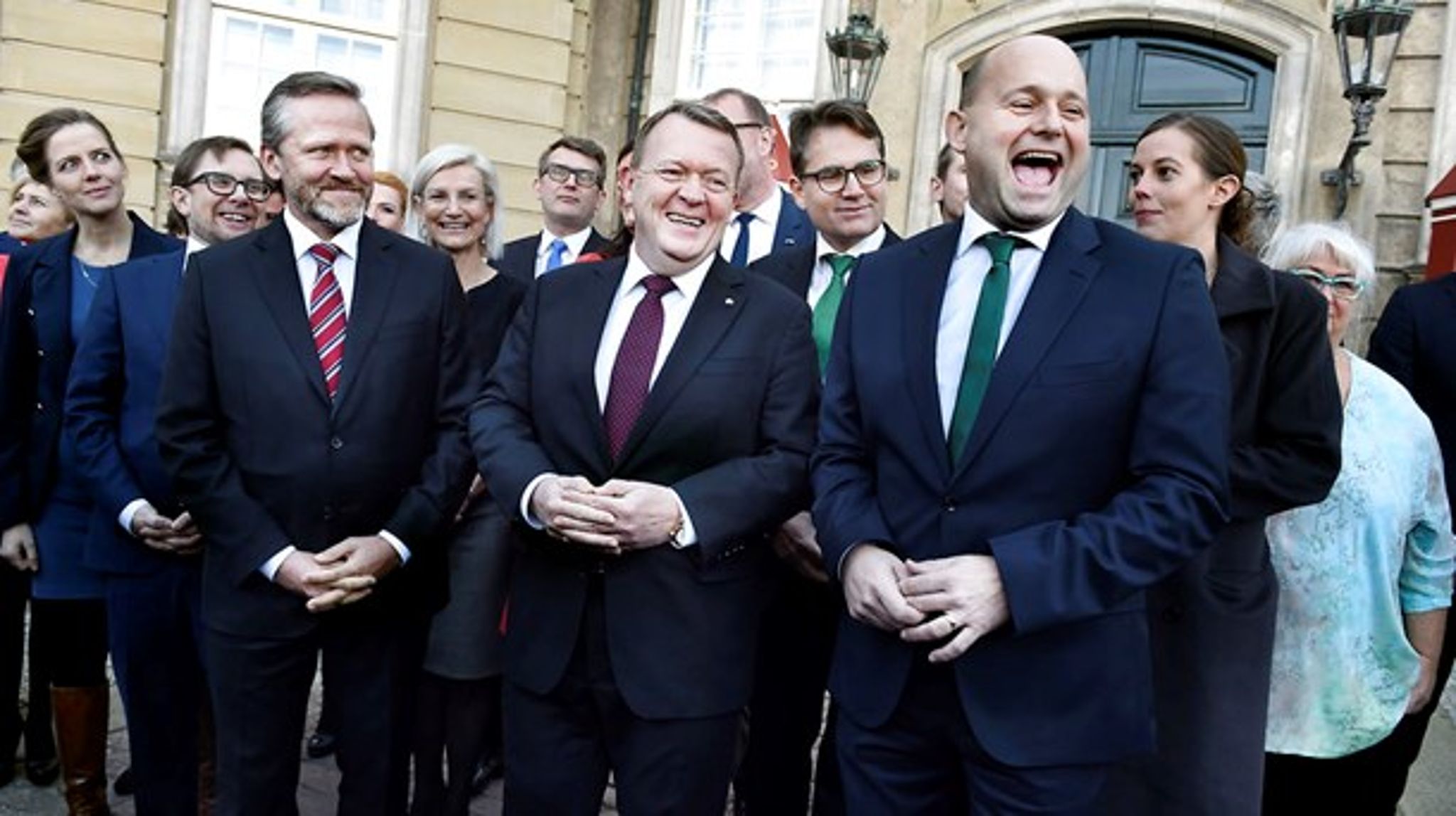 Der var store smil, da Lars Løkke Rasmussen (V) i slutningen af 2016 præsenterede sin nye og udvidede regering. Nu er der overvejelser om en ministerrokade, så der kan komme nye og friske kræfter ind. 