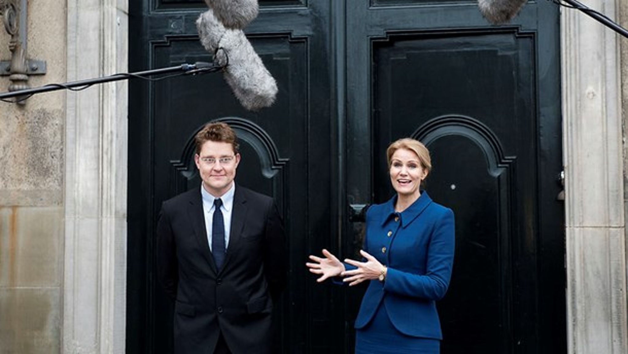Rasmus Helveg Petersen (R) i 2013 med daværende statsminister Helle Thorning-Schmidt (S), da hun udnævnte ham til udviklingsminister.&nbsp;