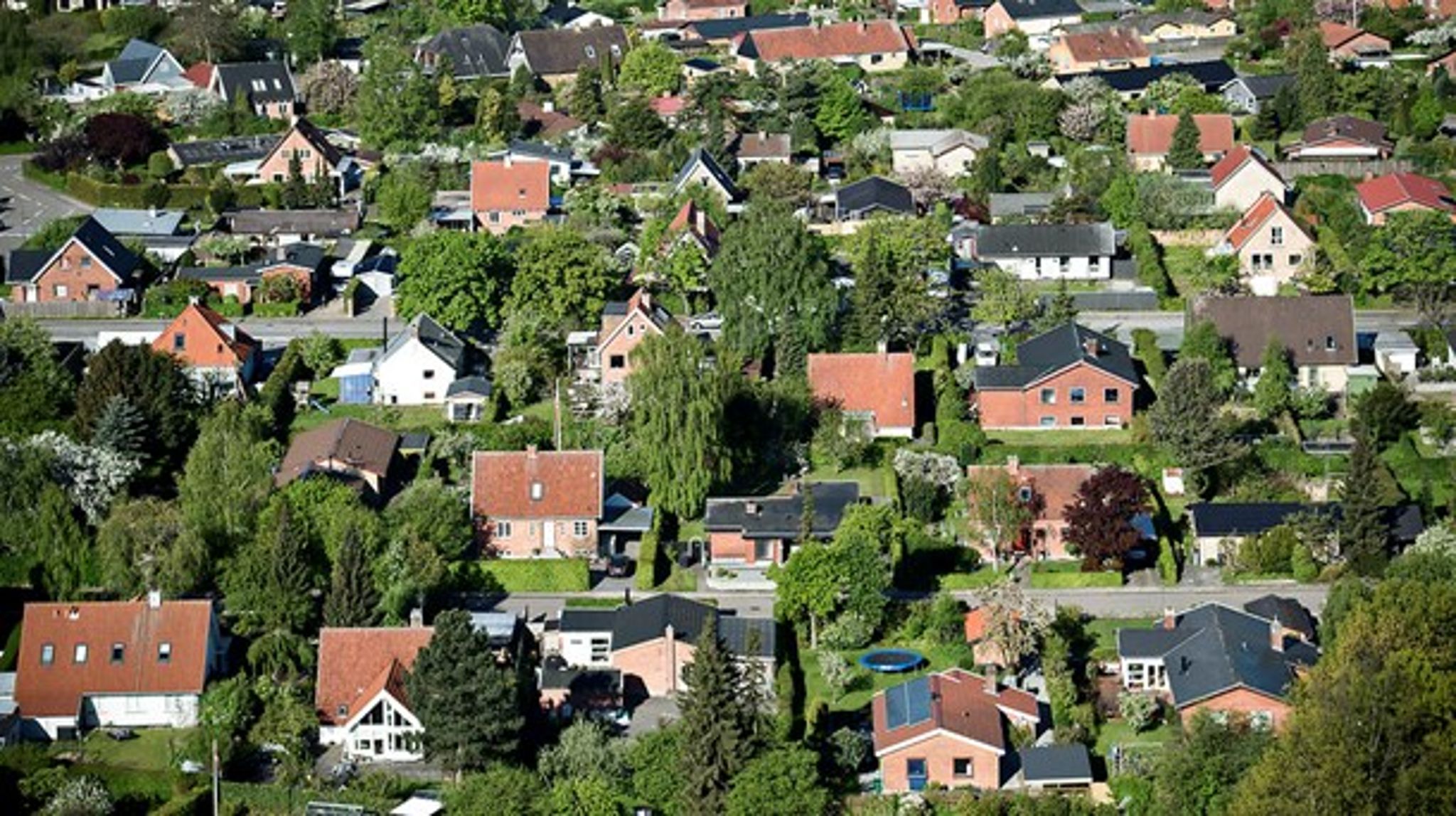 I stedet for at fokusere for meget på vedvarende energi som eksempelvis vindmøller, bør vi tale mere om, hvordan vi sparer på strømmen, skriver Mikkel Dencker (DF).