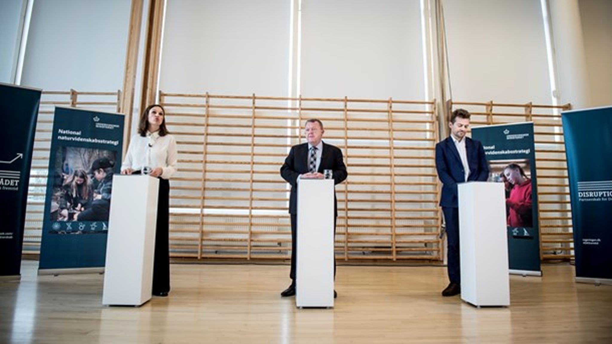 Statsminister Lars Løkke Rasmussen (V)&nbsp;og undervisningsminister Merete Riisager (LA)&nbsp;med rådsmedlem Esben Østergaard ved præsentation af en ny national naturvidenskabsstrategi.