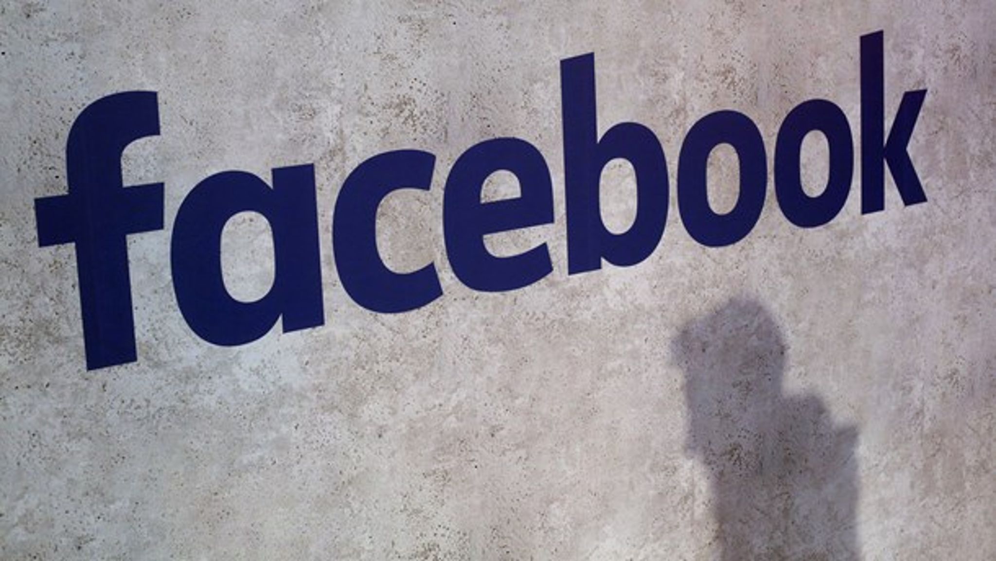 <b>GENNEMSKUET</b>: Facebook kan ændre vores sindsstemninger, købsadfærd og den måde, vi stemmer på. Har Facebook kapret vores reptilhjerner, funderer Benjamin Elberth.