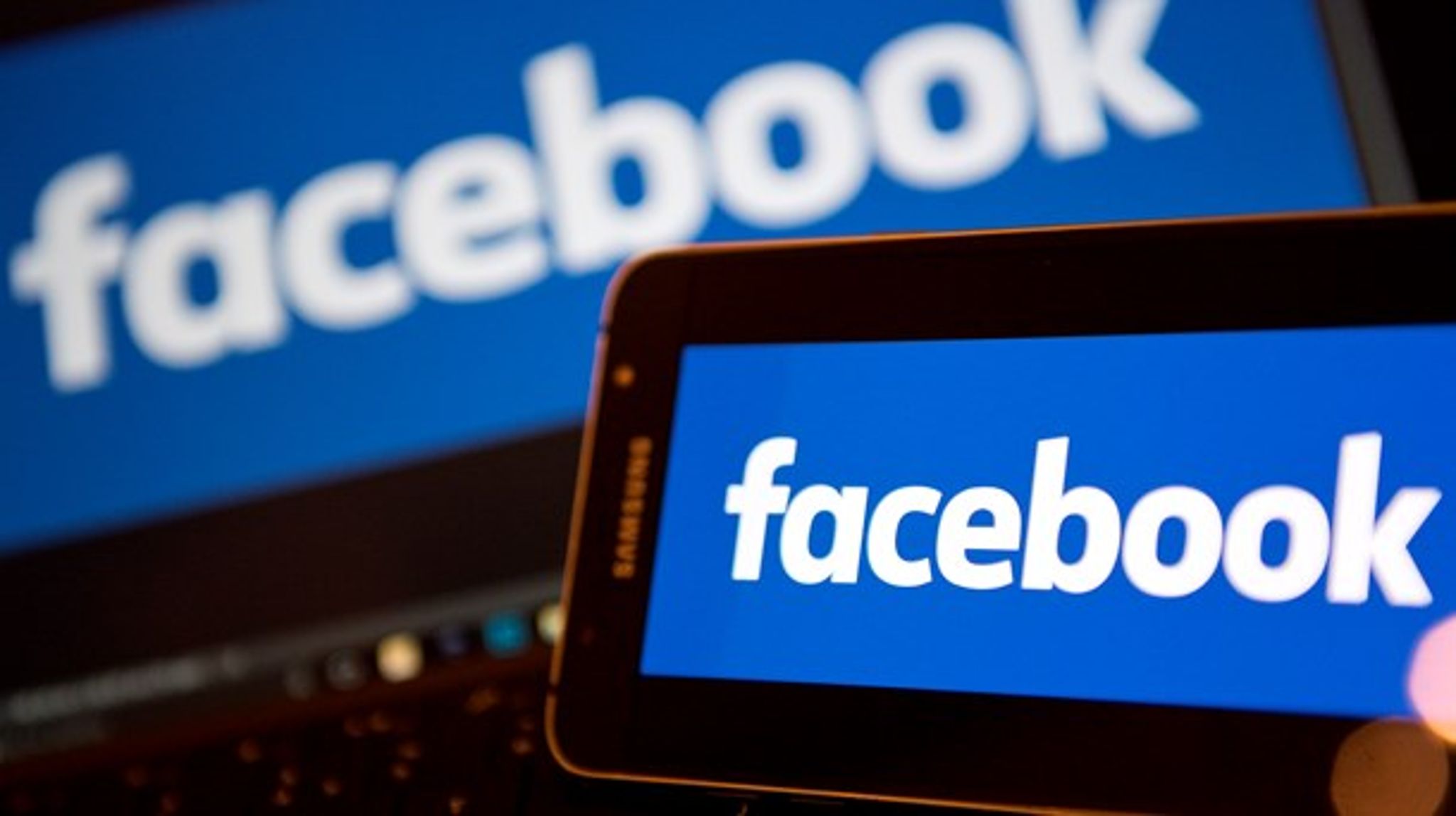 Facebook destabiliserer demokratiets spilleregler og flytter idealet om en åben, ligeværdig og sund meningsbrydning på månen, skriver Lisbeth Knudsen. 
