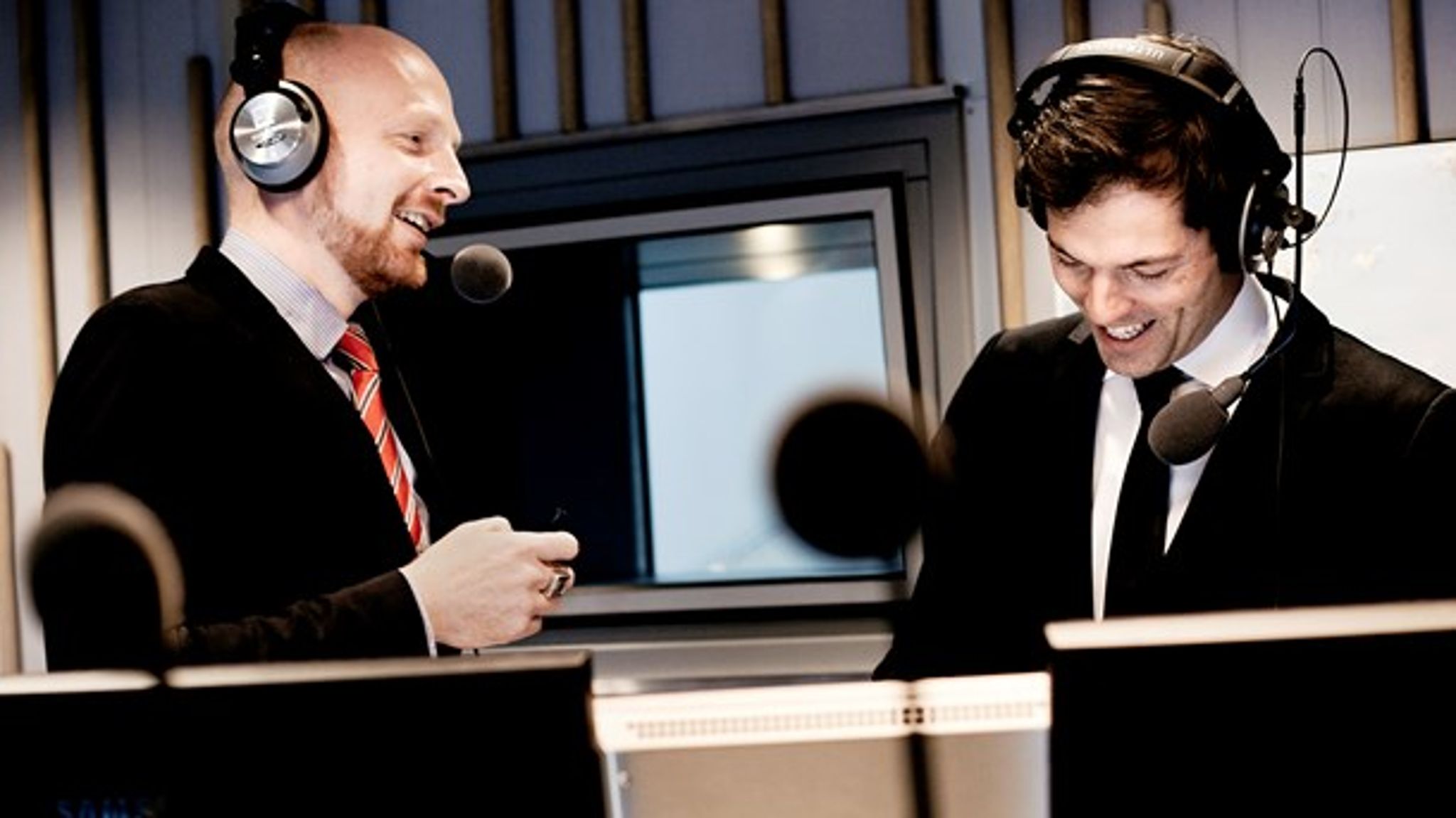 <b>VARME KARTOFLER:</b> DF's krav om en udflytning af Radio24syv til Jylland er en af flere udfordringer, regeringen står med i det politiske forår. På billedet ses Radio24syvs kanalchefer t.v. Mads Brügger og Mikael Bertelsen.