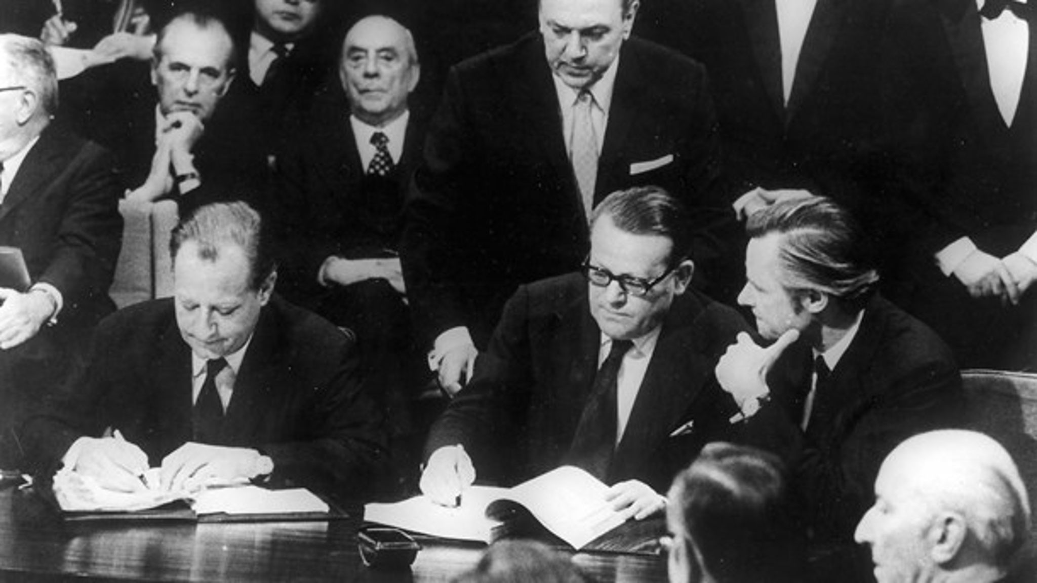 NØLENDE: Statsminister Jens Otto Krag underskriver Romtraktaten i Bruxelles, da Danmark bliver medlem af Fællesmarkedet i 1972.<u><br></u>