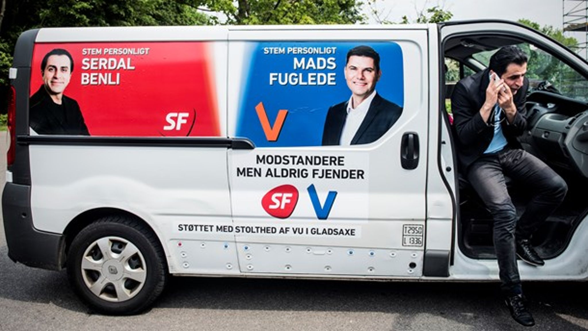 Serdal Benli (SF) under folketingsvalgkampen i 2015, hvor han delte kampagnebil med Venstres Mads Fuglede.