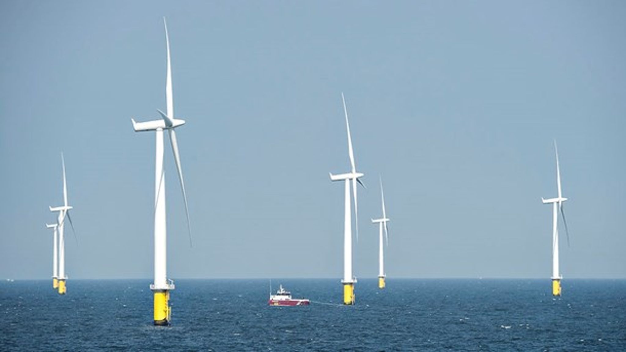 Regeringen vil som en del af energiaftalen anlægge en 800 MW-havvindmøllepark mindst 50 kilometer fra kysten bestående af nye kæmpemøller. Arkivfoto.
