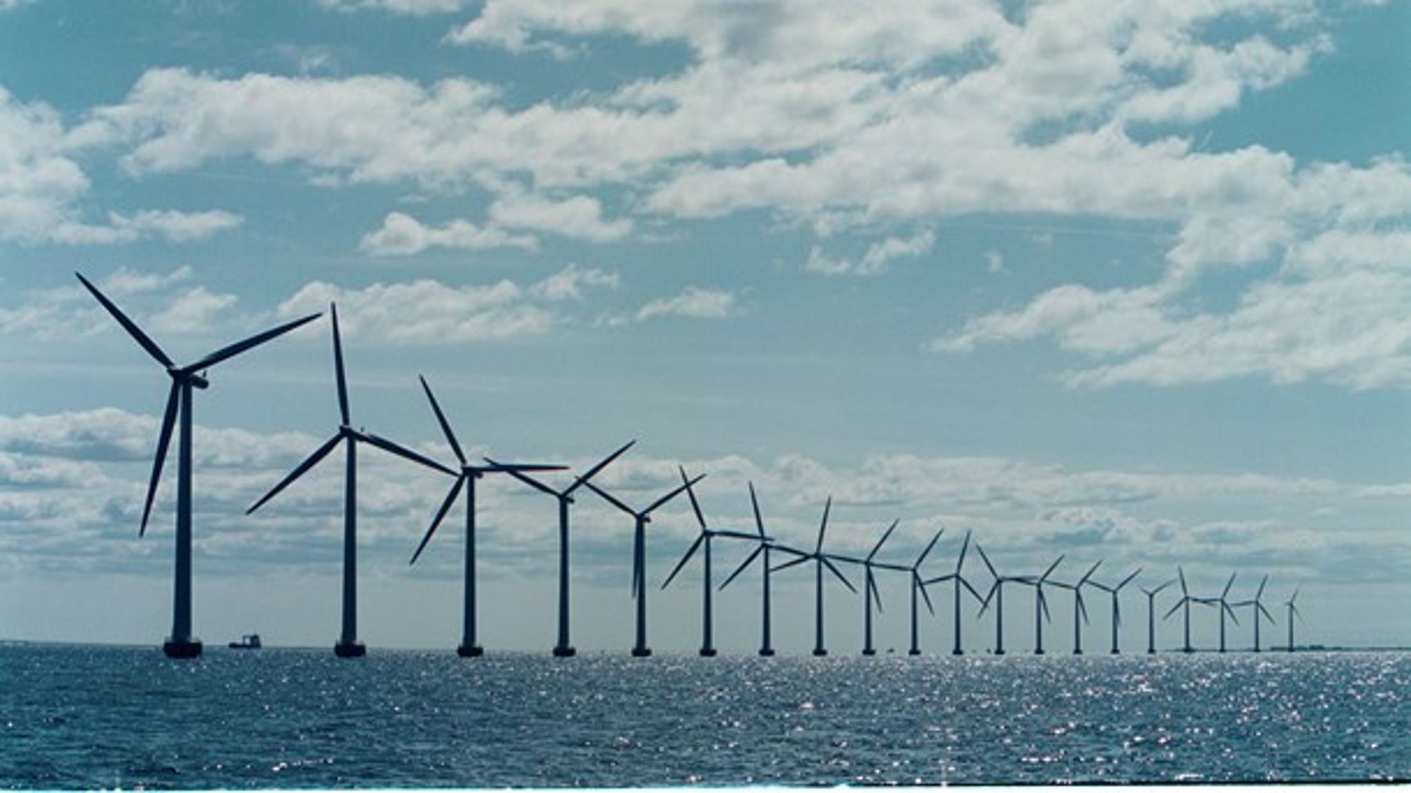 En ny havvindmøllepark på 800 MW er langt fra nok, hvis regeringen skal nå sine egne VE-mål, skriver Christian Ege. 