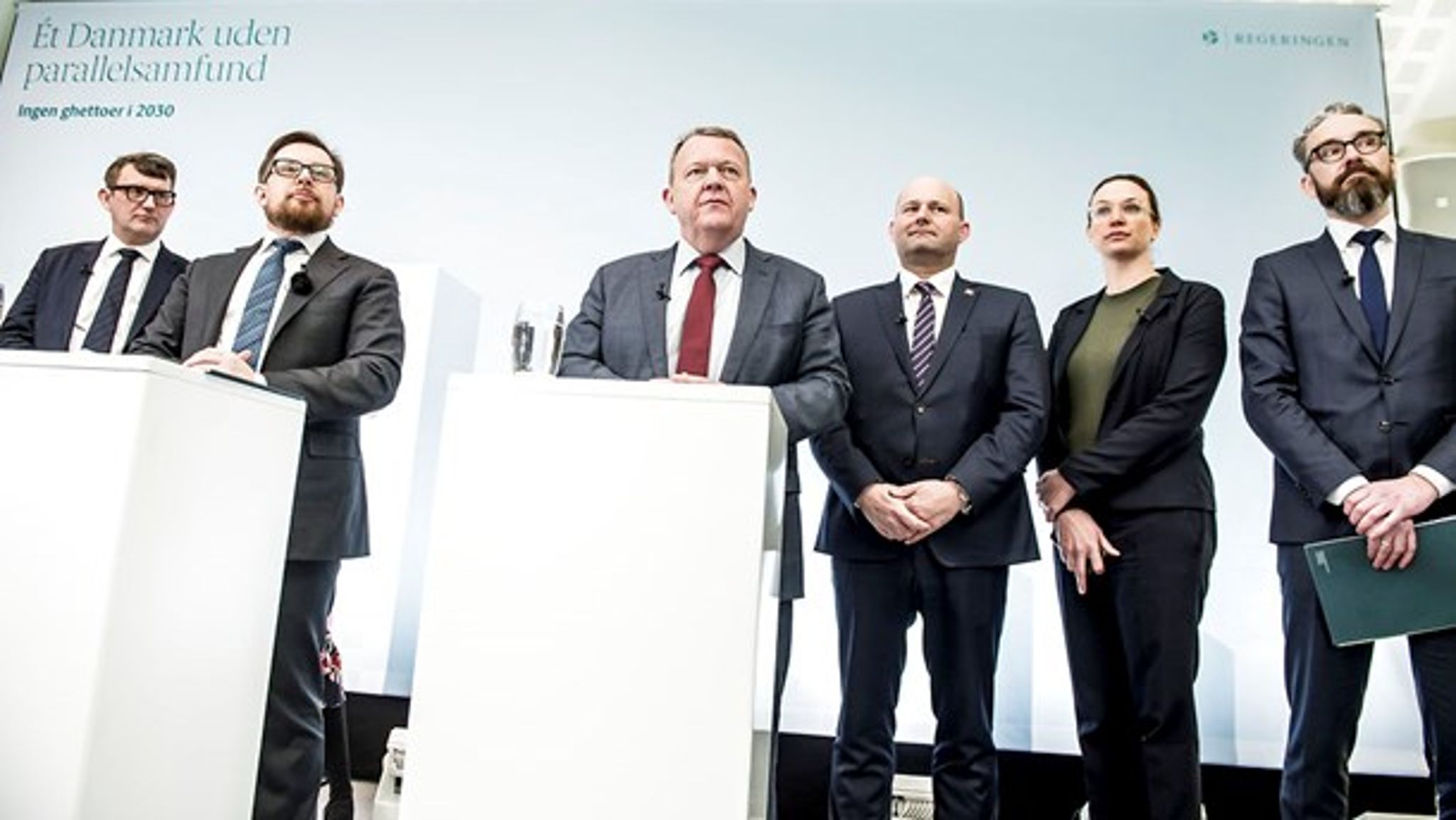 Hele otte ministre (<i>Inger Støjberg (V) og Mai Mercado (K) uden for billedet</i> <i>red</i>.)<i> </i>deltog i regeringens&nbsp;præsentation af et nyt ghettoudspil. Nu dropper regeringen et centralt element i planen.