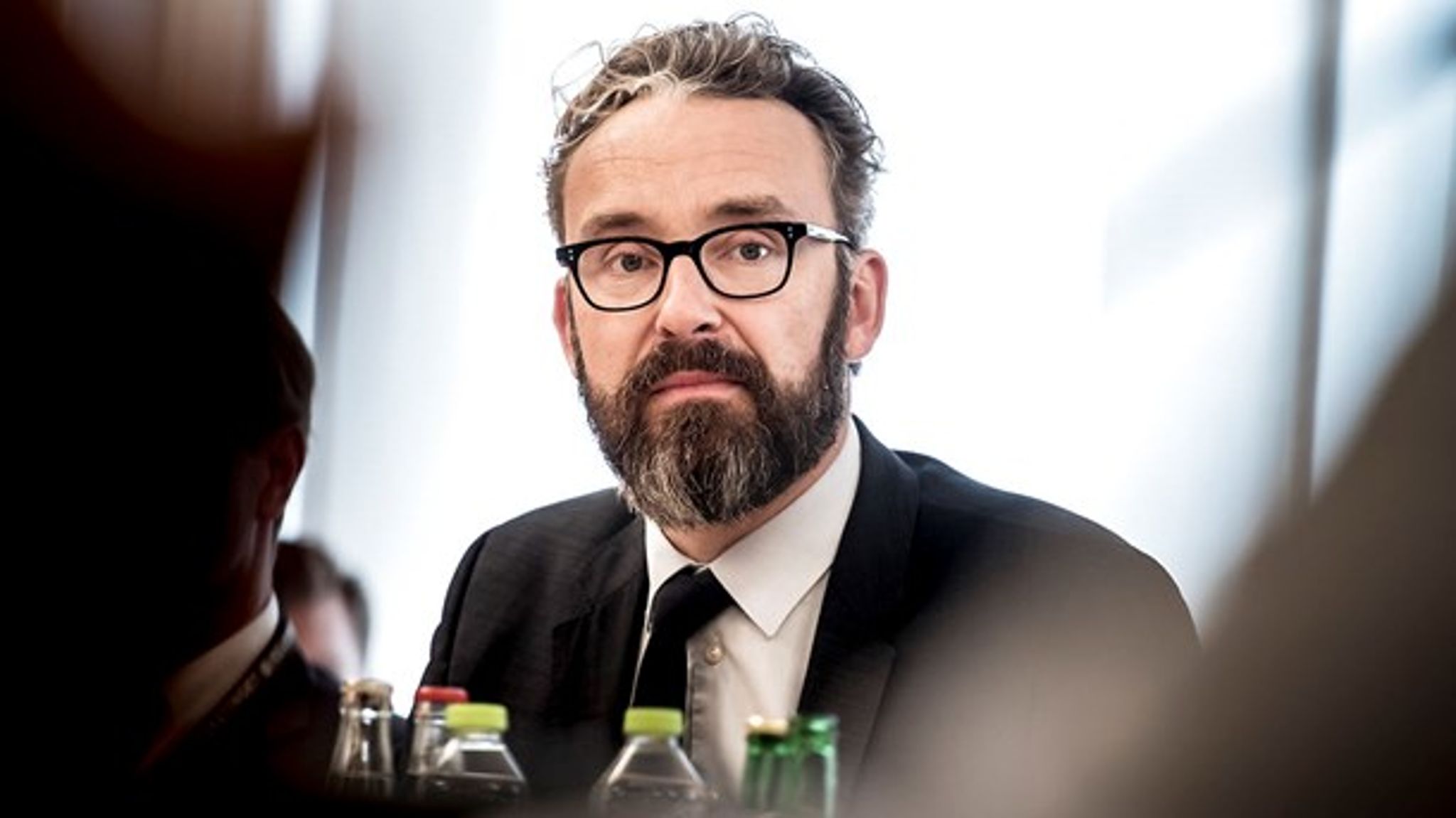 Transportminister Ole Birk Olesen (LA) er forundret over EU-kritik af nye regler for tidsbegrænset parkering på de danske rastepladser.