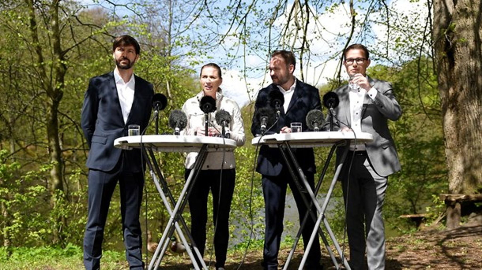 Socialdemokratiets formand, Mette Frederiksen, var flankeret af energiordfører Jens Joel, gruppenæstformand Dan Jørgensen og miljøordfører Christian Rabjerg Madsen på Naturskolen Marielund i Kolding.