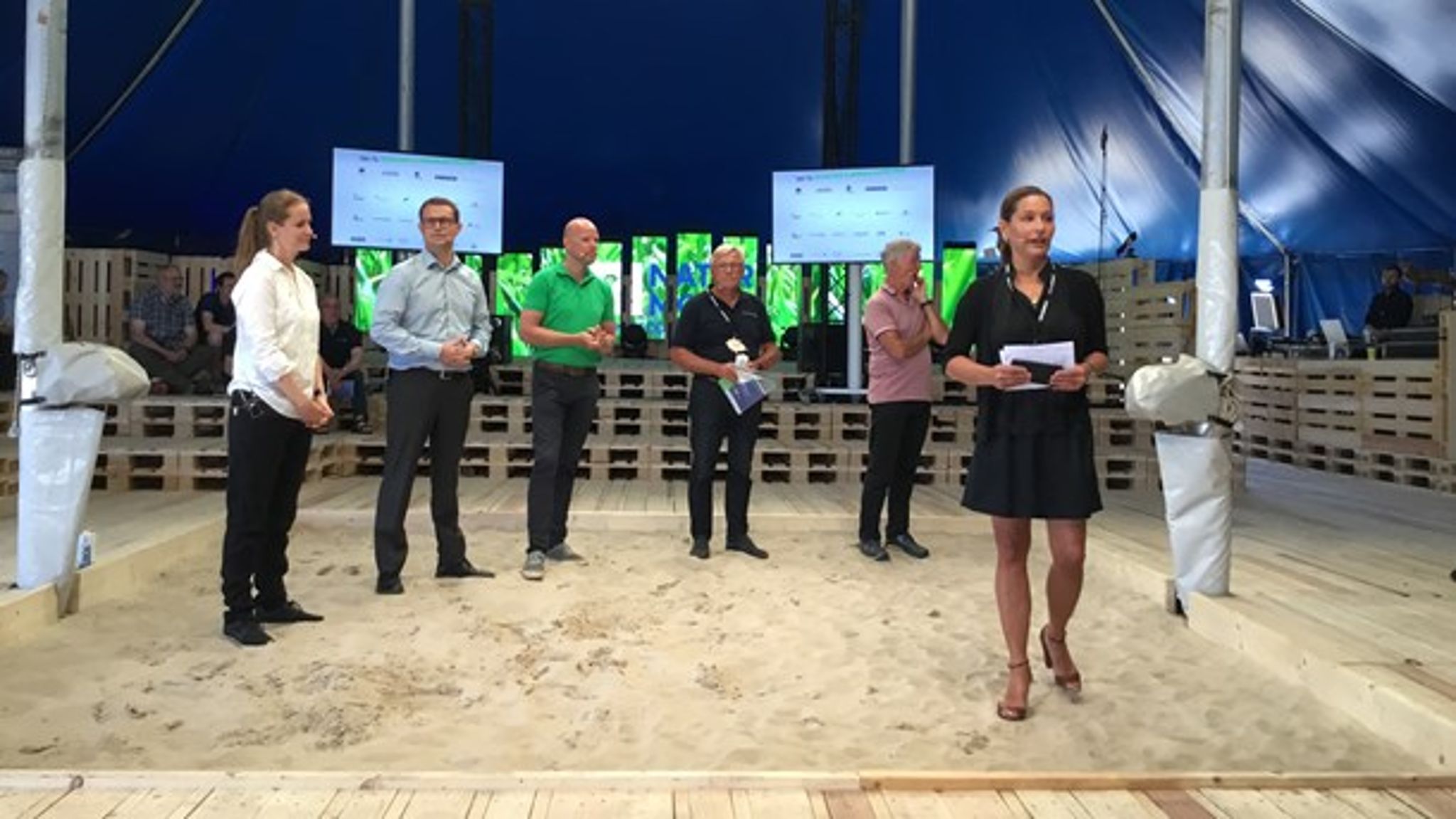 <div>Mette Walsted Vestergaard styrede debatten om nationalparker&nbsp;i Thunderdome på Naturmødet.<br>Debatpanelet i&nbsp;baggrunden fra venstre til højre: Maria Reumert Gjerding, Christian Rabjerg Madsen, Carsten Bach,&nbsp;Torben Juul-Olsen og&nbsp;Jørgen Primdahl.</div>&nbsp;