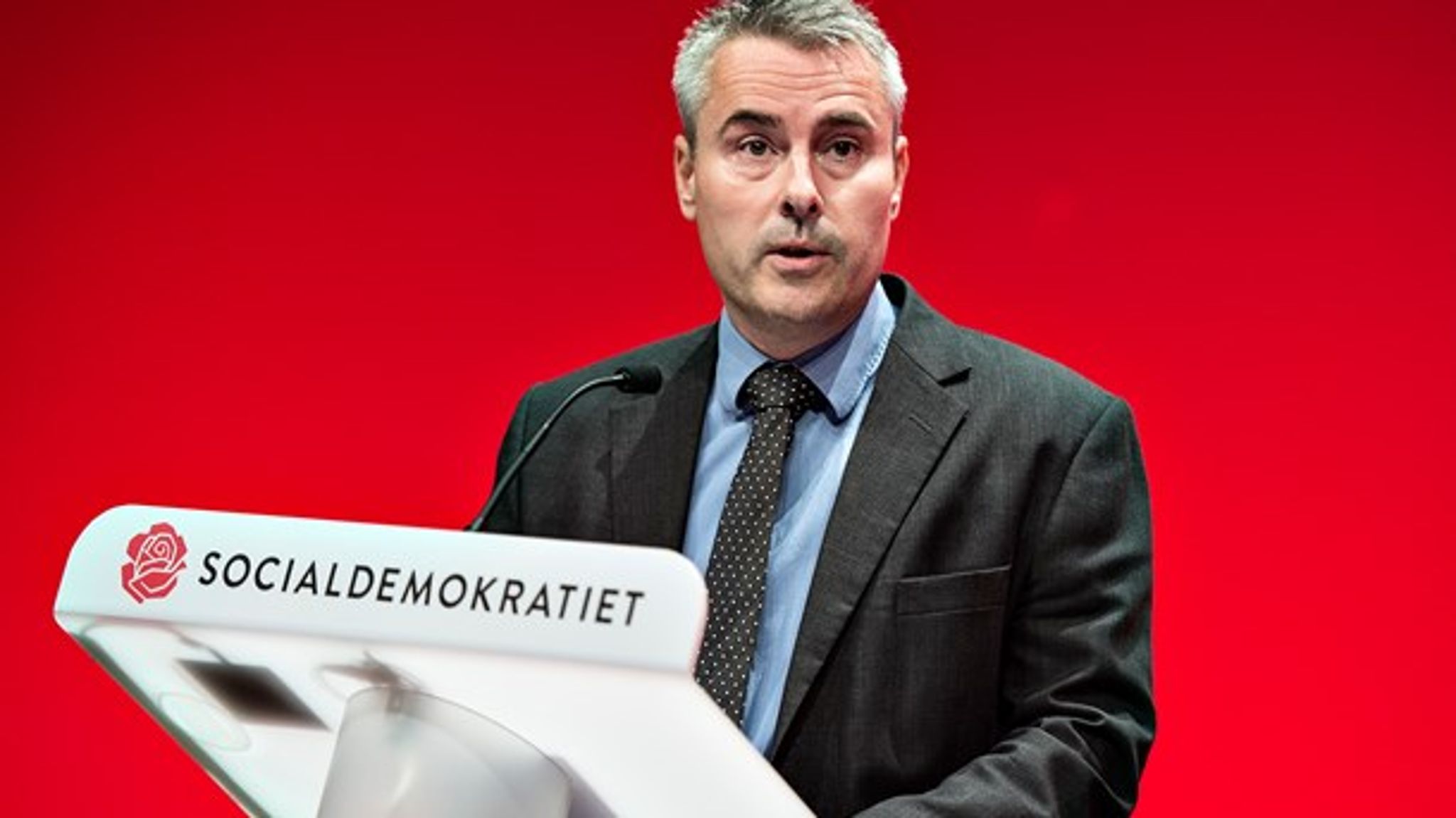 Henrik Sass Larsen (S) har i praksis boykottet pressen, mens han foreslår, at medierne pålægges bødestraf for at skrive noget, der med hans ord er ”løgnagtigt”.