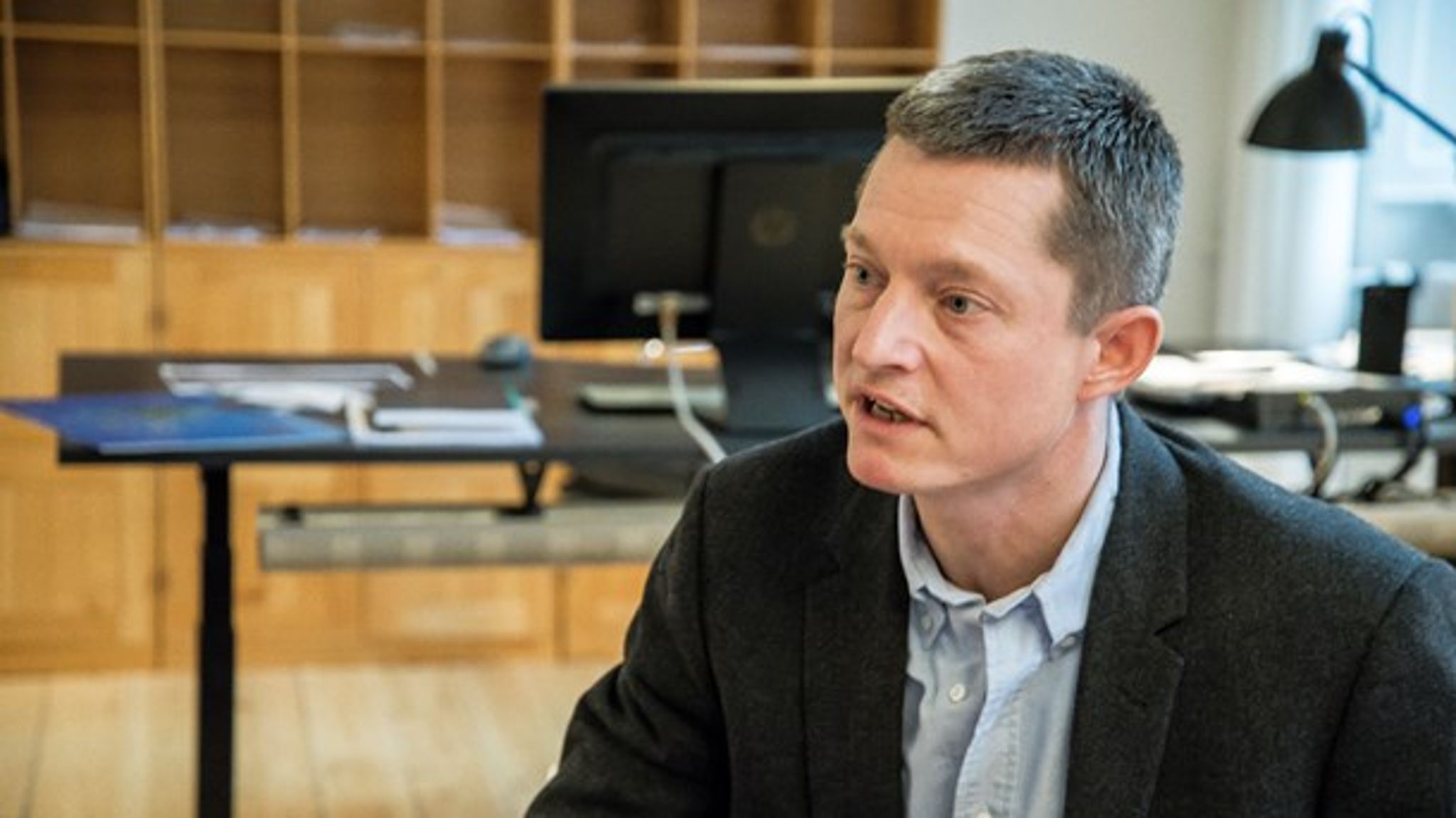 Departementschef Sophus Garfiel har fremkaldt betydelig vrede hos Enhedslisten, der i Ekstra Bladet kalder udtalelser om offentlighed for "klamt" og en "magtfuldkommen og ulækker opførsel". Økonomi- og indenrigsministeren er nu kaldt i samråd om sin departementschefs udtalelser.