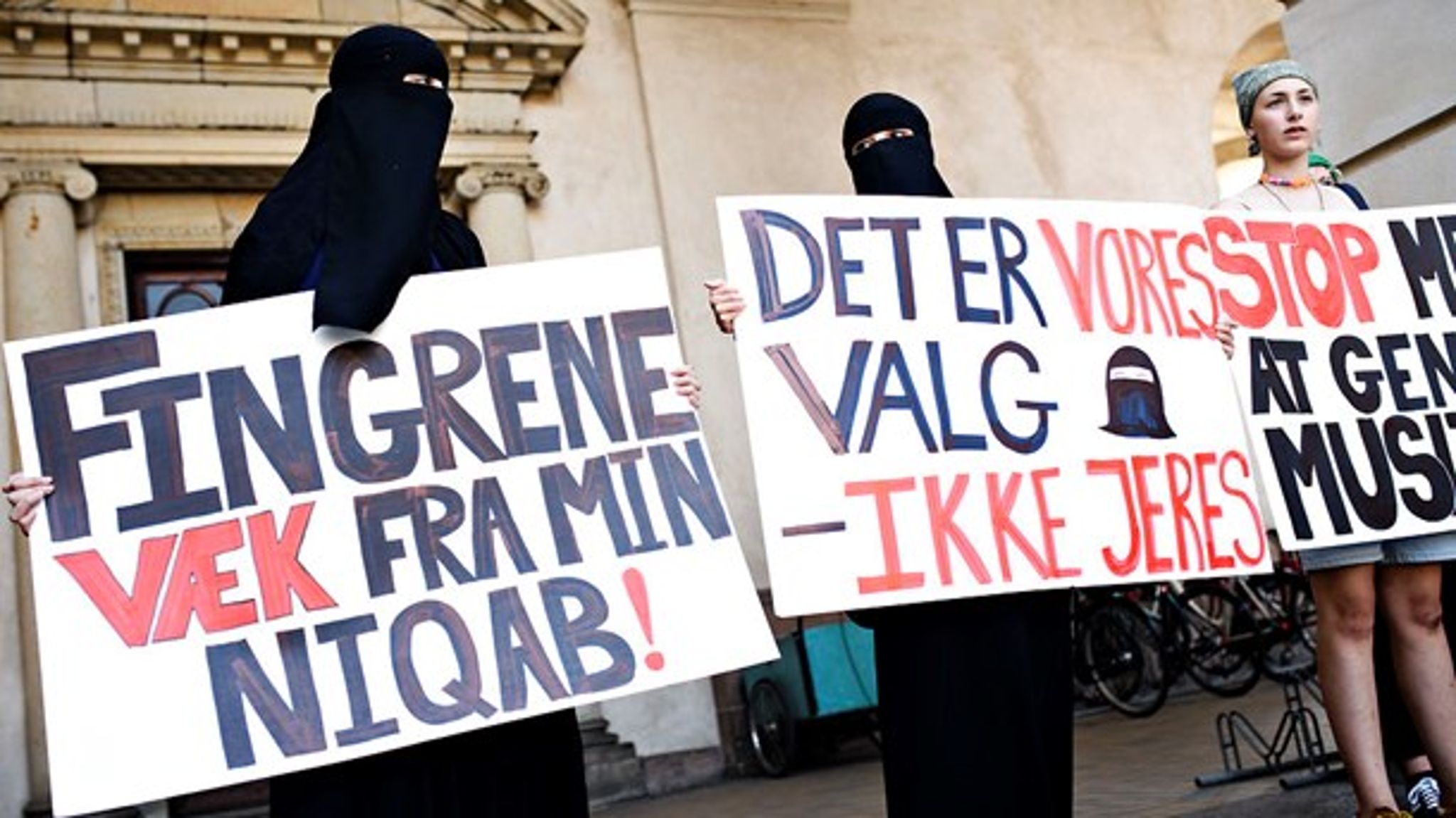 Særligt det nyligt vedtagne tildækningsforbud har givet anledning til megen debat. 