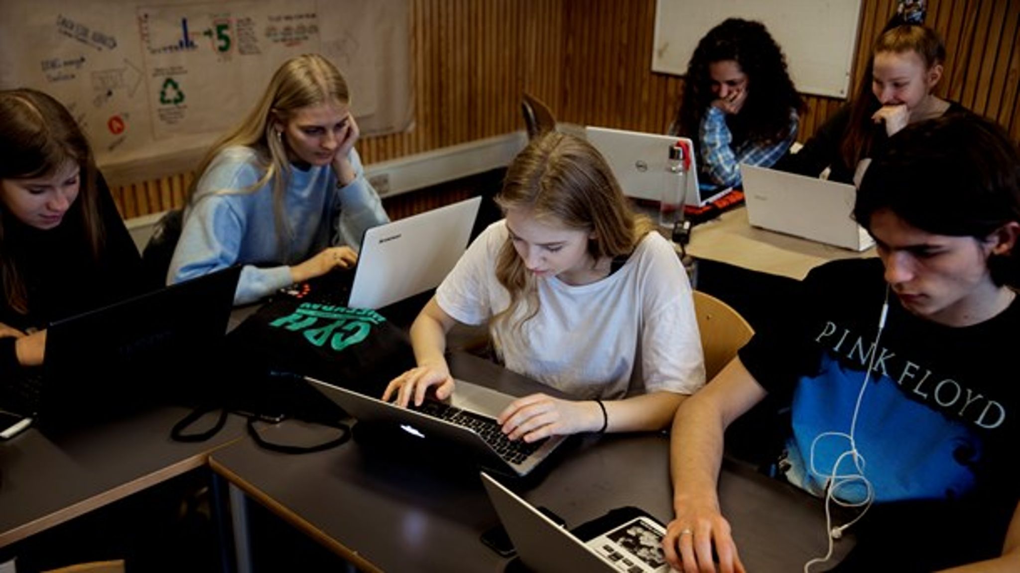 Unge og deres forældre mener, at en gymnasial uddannelse holder muligheder åbne i meget længere tid, end det er muligt med en erhvervsuddannelse, står der i en ny undersøgelse fra Rådet for Ungdomsuddannelser. 