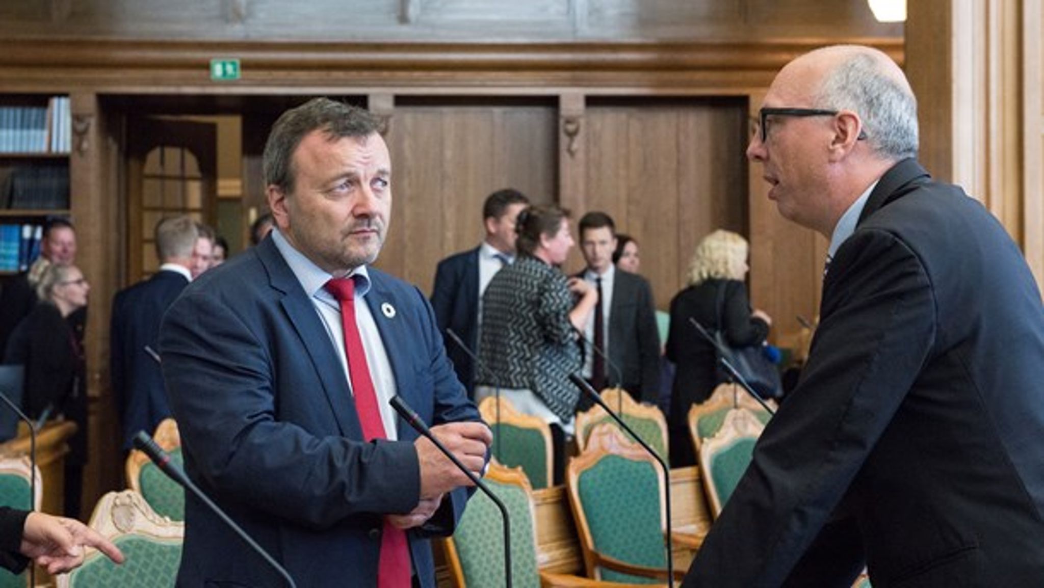 Magni Arge i folketingssalen sammen med Dansk Folkepartis Alex Ahrendtsen. 