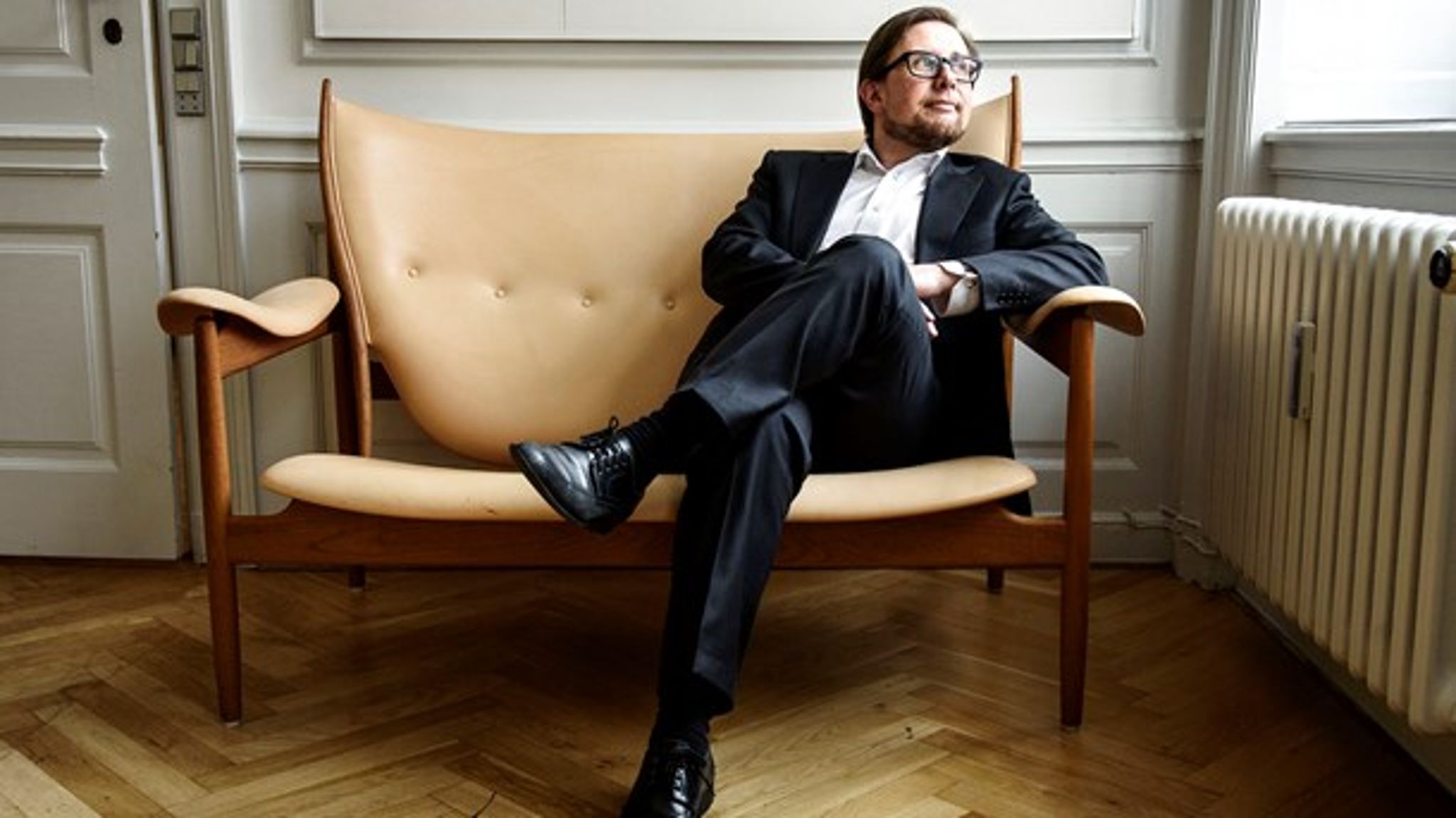 "Jeg må spørge til en hvilken som helst politik," har økonomi- og indenrigsminister Simon Emil Ammitzbøll-Bille sagt til Politiken efter hård kritik af hans brug af sit embedsværk. Og tidligere formand for udvalg om embedsværket er grundlæggende enig med ministeren.