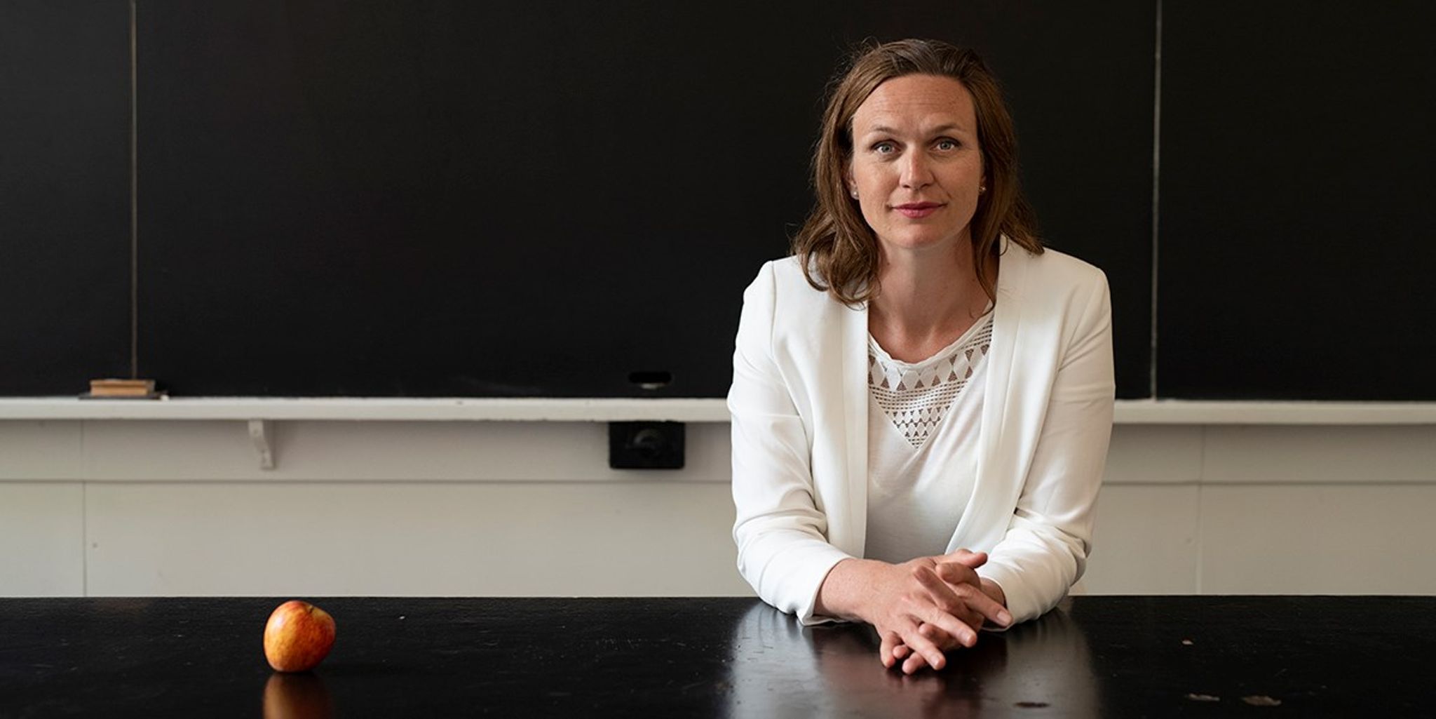 "Når drengene får adgang til sociale medier, så vender de kameraet udad mod verden. Pigerne vender det indad mod sig selv," siger Merete Riisager.