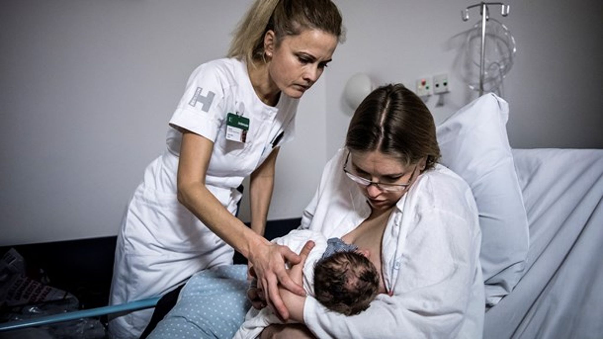 Når indlæggelsestiden efter fødsel skæres ned, er der ikke tid til, at sygeplejersken eksempelvis viser, hvordan man lægger barnet til brystet, og hvordan man svøber det ind, skriver psykolog Anna Rosenbeck.