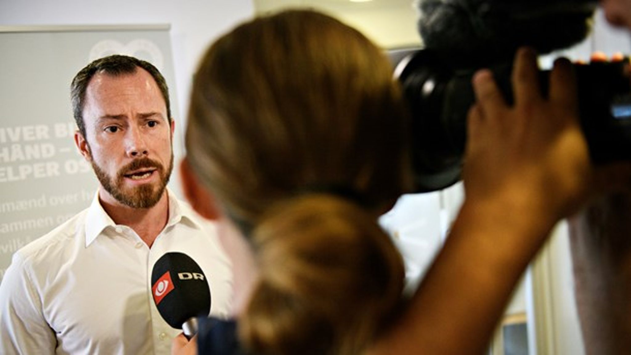 Jakob Ellemann-Jensen (V) bør beklage, at et&nbsp;notat om drikkevandsbeskyttelse ikke blev udleveret under sidste års pesticidforhandlinger.&nbsp;Det mener DF og Socialdemokratiet.