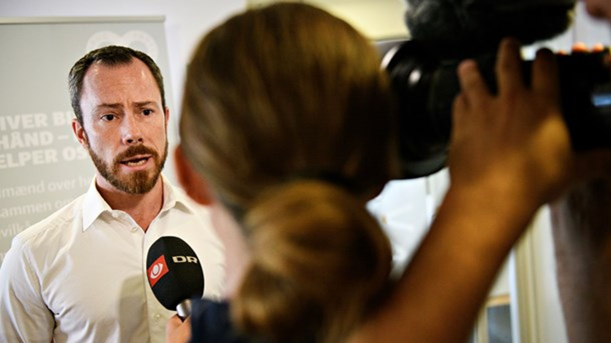 Jakob Ellemann-Jensen (V) bør beklage, at et notat om drikkevandsbeskyttelse ikke blev udleveret under sidste års pesticidforhandlinger. Det mener DF og Socialdemokratiet.