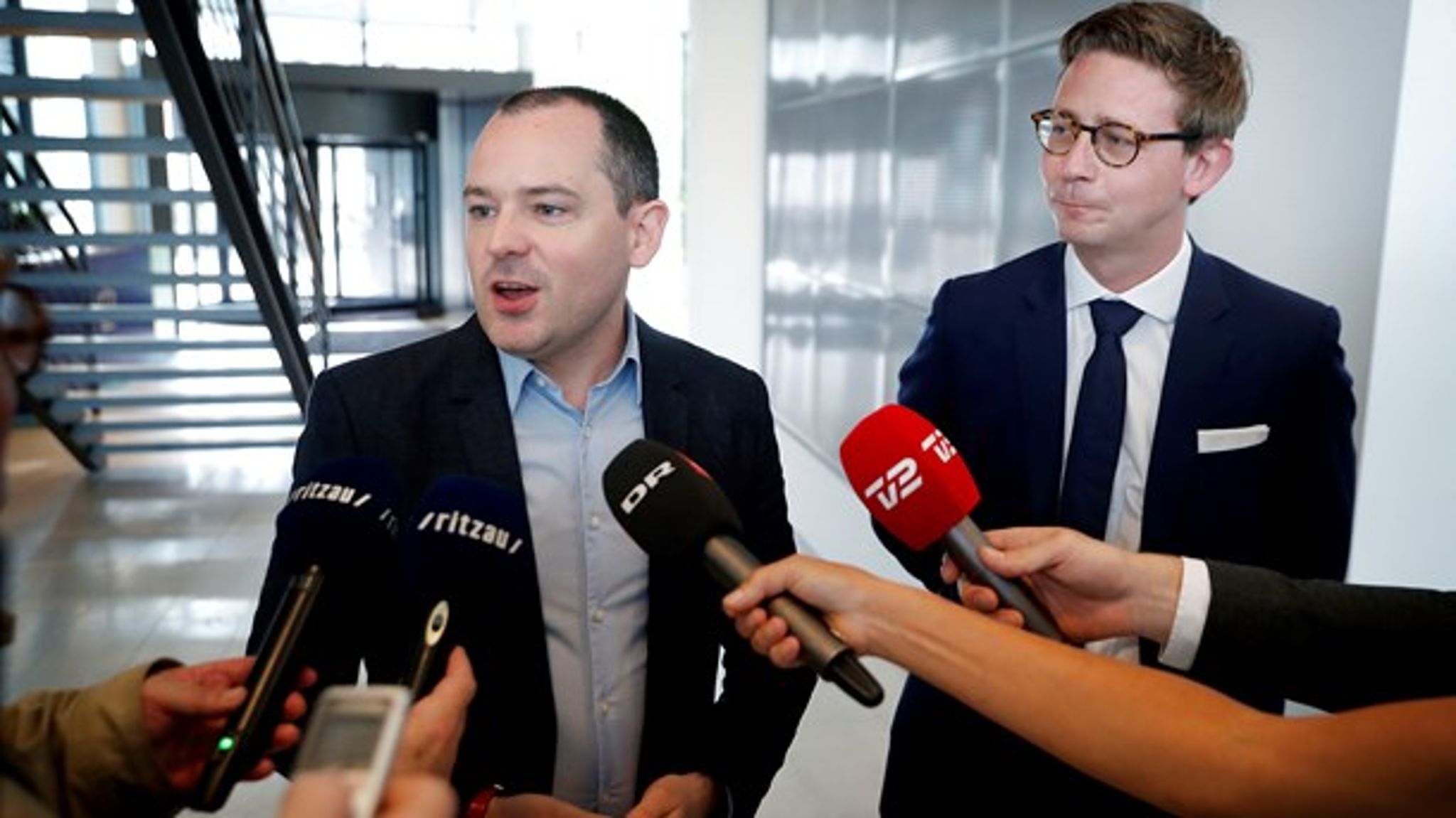 Billedet er fra pressemødet om nye regler for at leje ud via Airbnb. Skatteminister Karsten Lauritzen (V) til højre og Patrick Robinson, Airbnbs øverste chef for politik og kommunikation i Europa, Mellemøsten og Afrika, til venstre.<br>