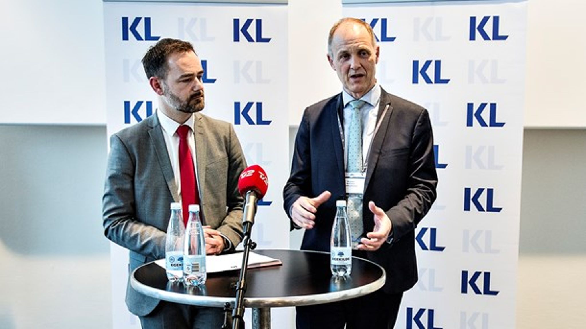 KL vil fremskynde en evaluering af folkeskolereformen. Det er afgørende, hvis Folketinget skal samles om området. KL's formand Jacob Bundsgaard (tv.) og næstformand Martin Damm (th.).