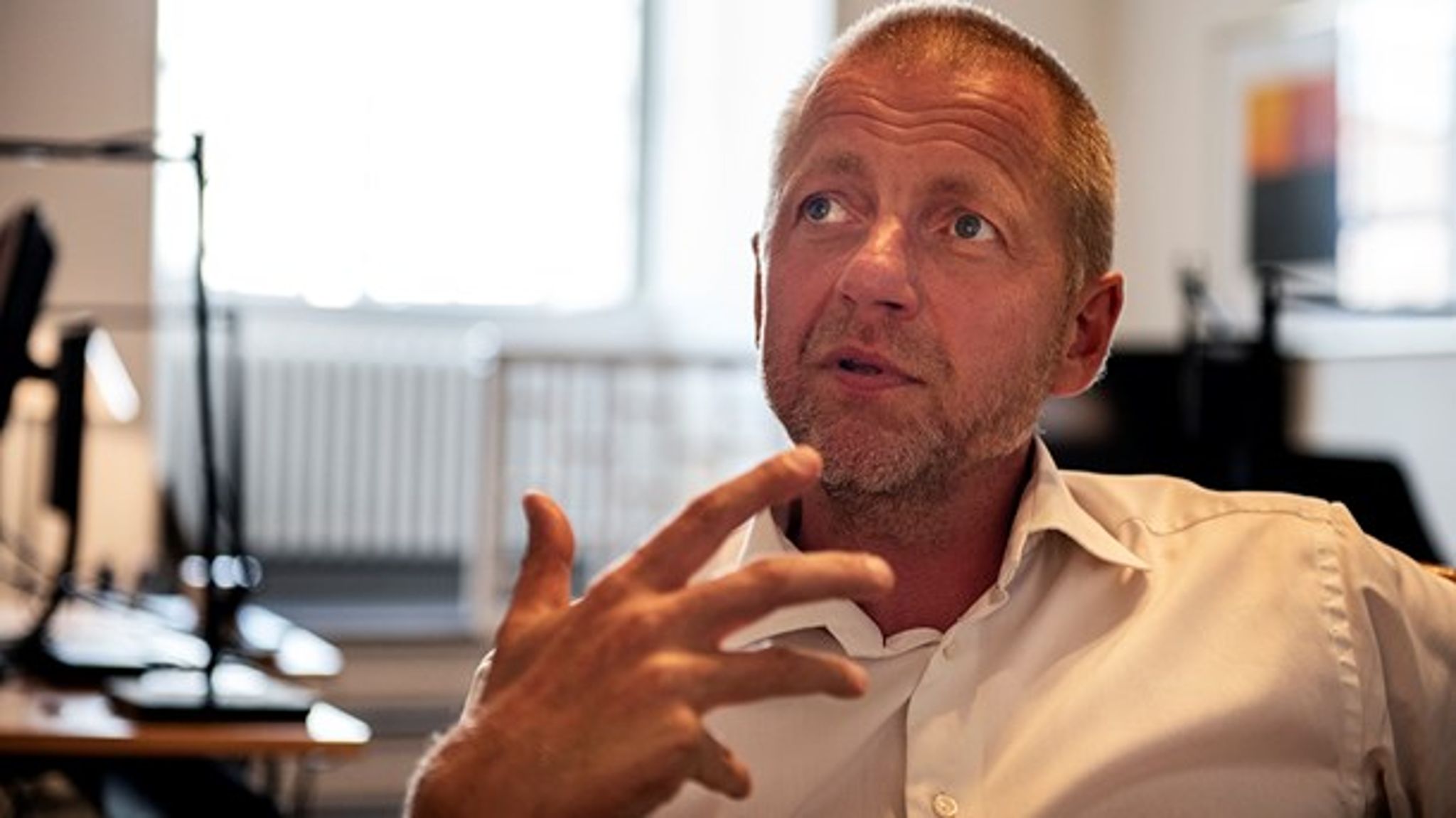 Det er "uliberalt" at afkræve folk et håndtryk for at blive danske statsborgere, mener V-ordfører Martin Geertsen.&nbsp;