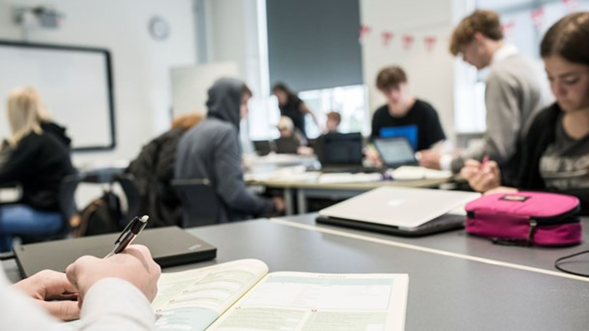 "Når man ikke kan sin matematik, føler man sig dum, udisciplineret og uduelig. Det er følelser, der let kan sprede sig til andre fag og tegne et livsforløb, ingen er interesserede i," skriver&nbsp;Tue Beck Saarie.