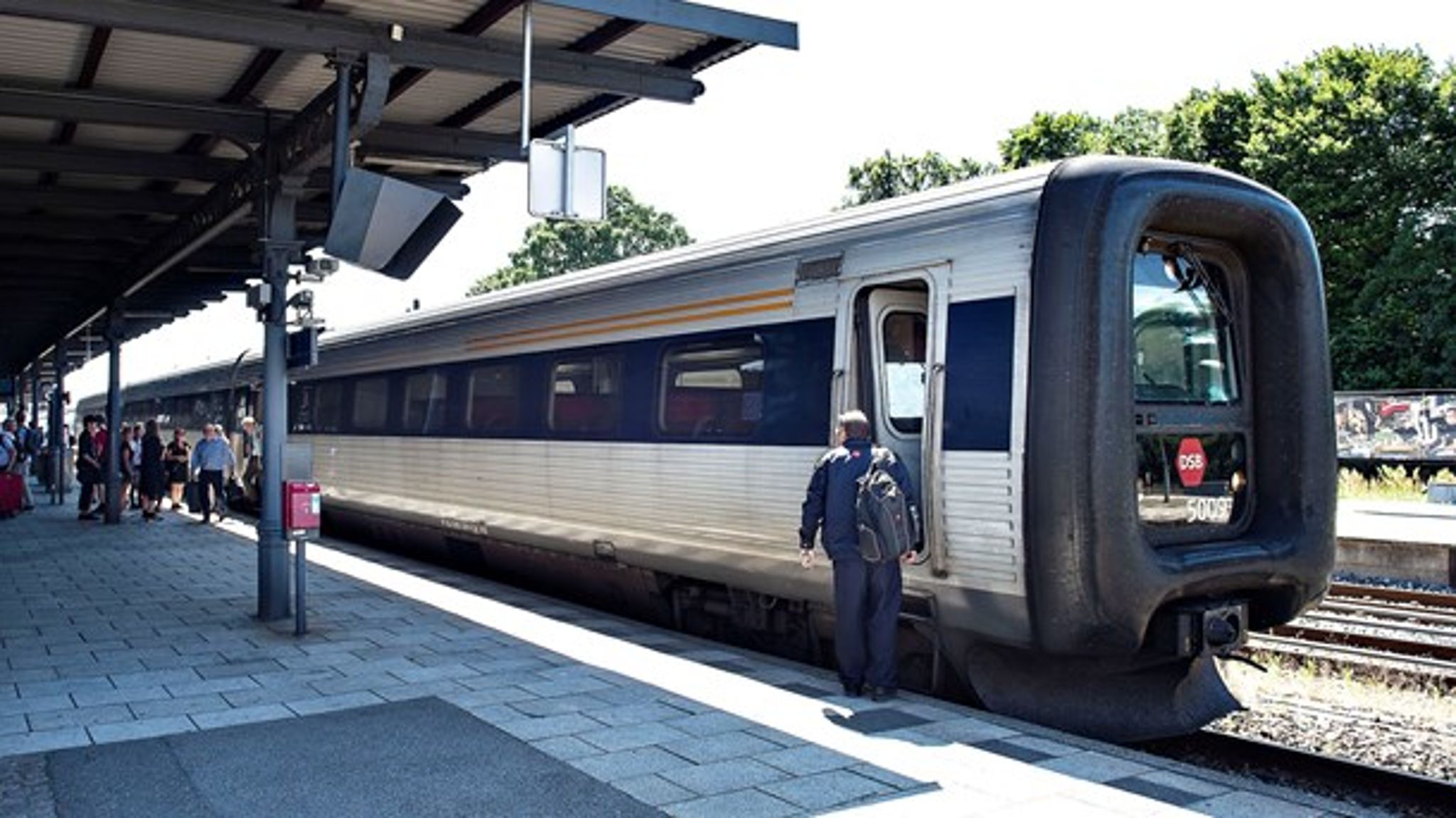 Dansk Jernbaneforbund har siden januar bedt om dokumentation for, at det er lovligt for DSB at indmelde sig i den private arbejdsgiverorganisation DI, skriver&nbsp;Henrik Horup.