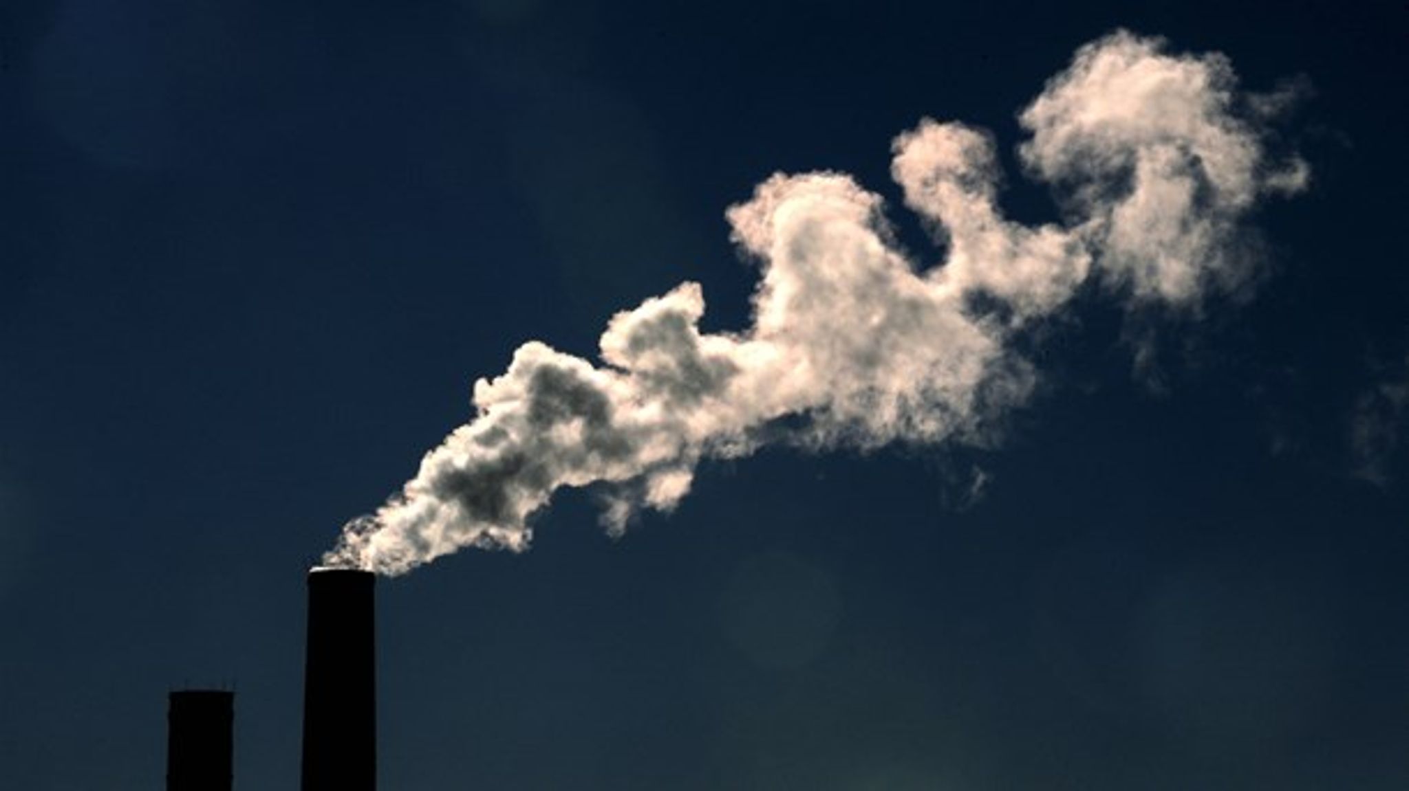 Vores måde at opgøre landes CO2-regnskab tager ikke højde for den globaliserede økonomiske virkelighed. Danmarks CO2-udslip er derfor markant højere, end vi går og tror, skriver Kjeld Allan Larsen.