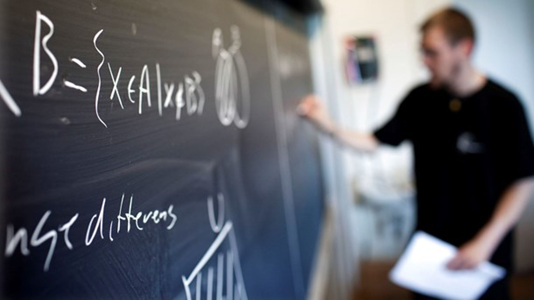 Mennesker med handicap har særligt behov for uddannelse for at komme ind på arbejdsmarkedet. Færre unge med handicap uddanner sig, og derfor bør vi klæde gymnasielærere på til at hjælpe disse elever, mener Danske Gymnasier, Danske Handicaporganisationer og&nbsp;Gymnasieskolernes Lærerforening.