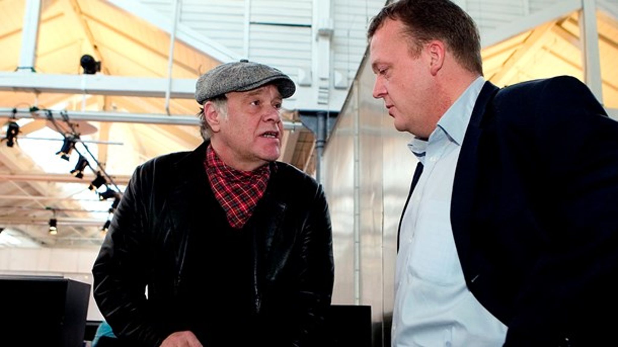 Kim Larsen og daværende indenrigsminister Lars Løkke Rasmussen i samtale under borgermødet i Øksnehallen om rygning i det offentlige rum (2005).