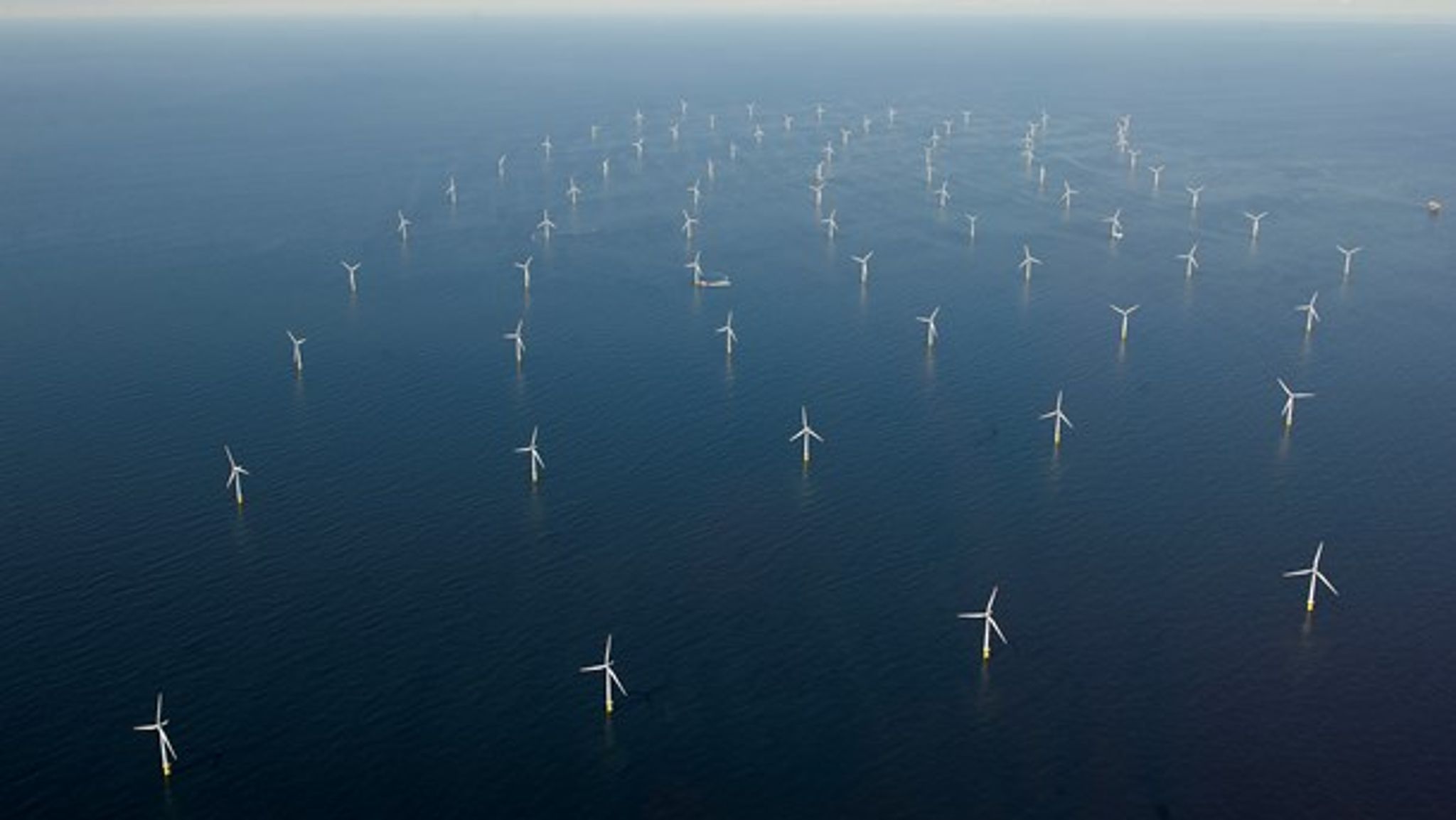 Havvindmølleparker skaber ikke kun grøn energi, men også arbejdspladser og vækst i yderområderne, skriver Winni Grosbøll og Lea Wermelin.