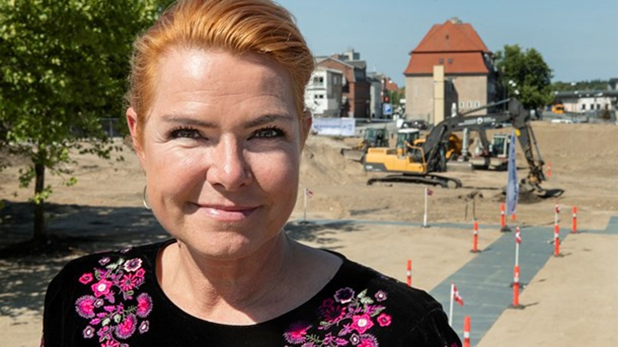 Inger Støjberg (V) foreslår sammen med Østrig et europæisk udrejsecenter uden for EU, og at flygtninge skal&nbsp;søge om asyl i det første sikre land, de kommer til. Det skal holde flere væk fra EU, siger Støjberg til TV 2 News.
