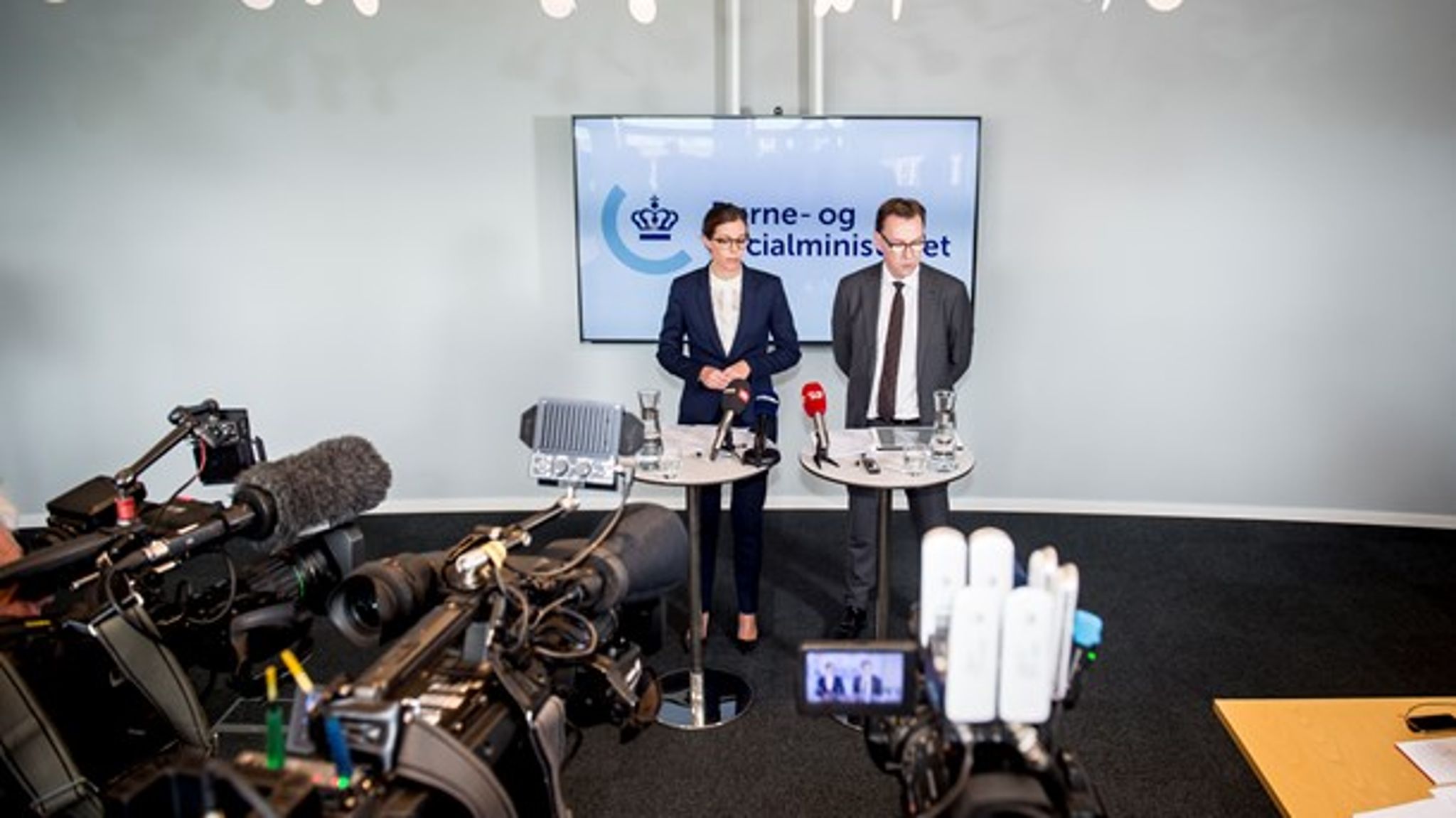 Socialminister Mai Mercado (K) og departementschef Jens Bonde Strunge kunne tirsdag fortælle, at en medarbejder i Socialstyrelsen i en periode på 16 år har begået underslæb for 111 millioner. 