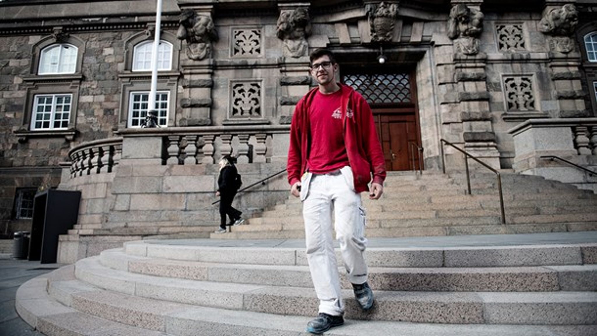 "Jeg
så mig selv som et sygt menneske, der havde brug for hjælp," fortæller 20-årige Daniel Jensen, som efter en tumultarisk barndom i dag er i tømrerlære. <br><br>