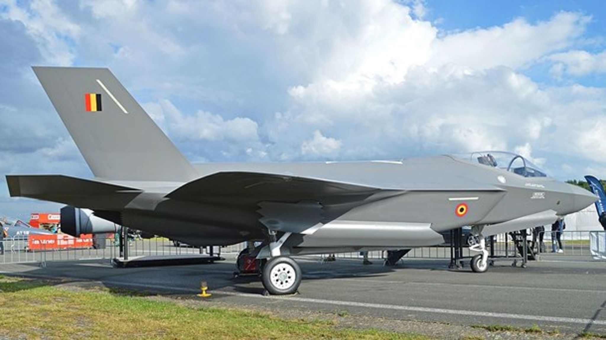 Mock up af F-35 fly i 1:1 ved airshow i Belgien i 2016.