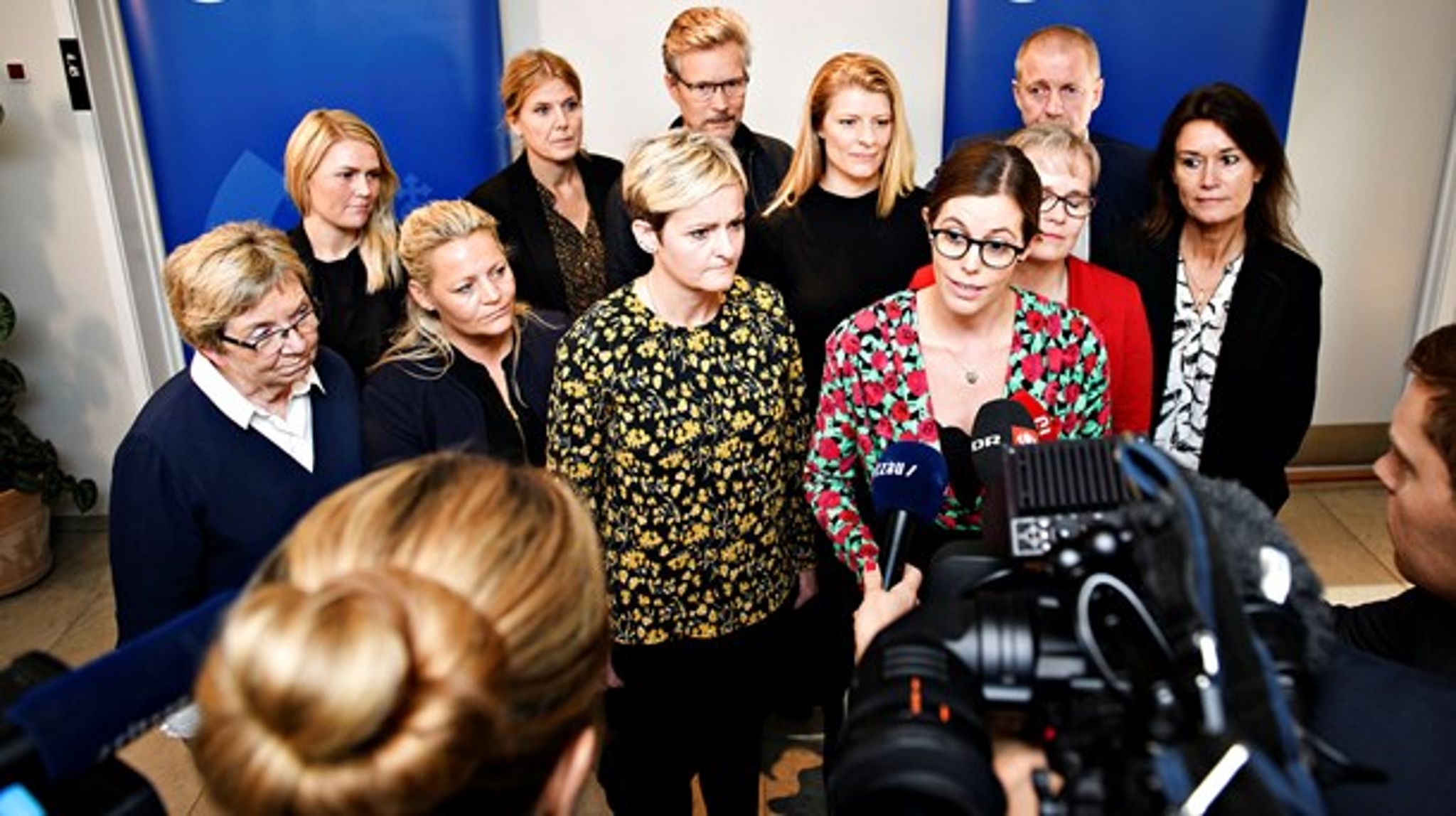 Satspuljepartierne fik 20 ekstra millioner at dele ud til næste år for at give de udsatte nogle af de stjålne penge tilbage. Her er børne- og socialminister Mai Mercado (K) og alle socialordførerne (undtagen Enhedslistens) ved præsentationen af årets satspuljeaftale, der landede 1. november.&nbsp;